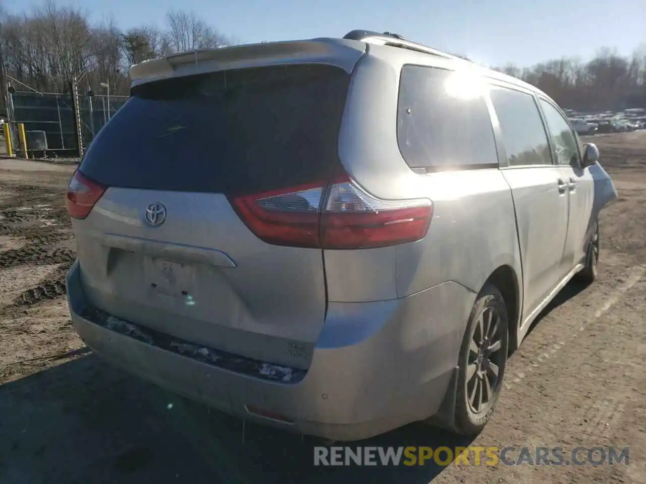 4 Photograph of a damaged car 5TDDZ3DC1LS230810 TOYOTA SIENNA 2020