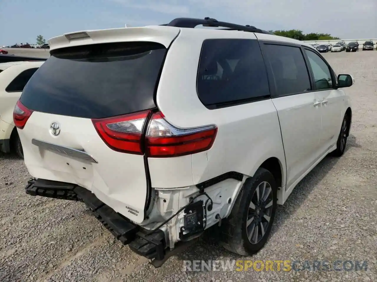 4 Photograph of a damaged car 5TDDZ3DC1LS235635 TOYOTA SIENNA 2020