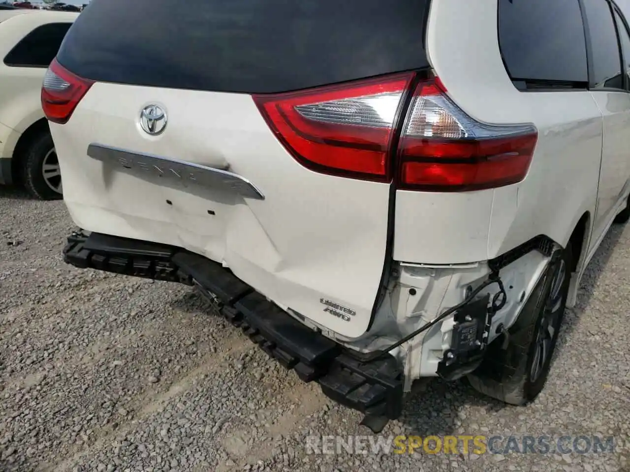 9 Photograph of a damaged car 5TDDZ3DC1LS235635 TOYOTA SIENNA 2020