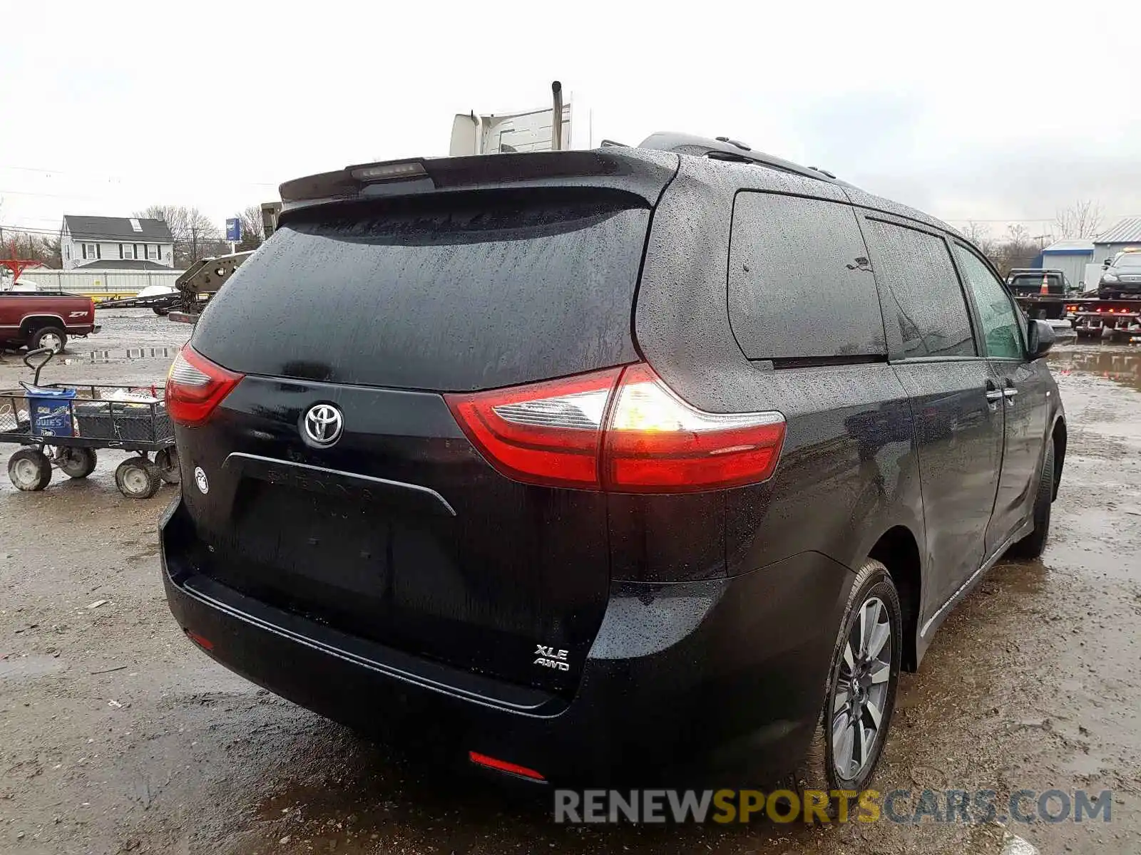 4 Photograph of a damaged car 5TDDZ3DC1LS236011 TOYOTA SIENNA 2020