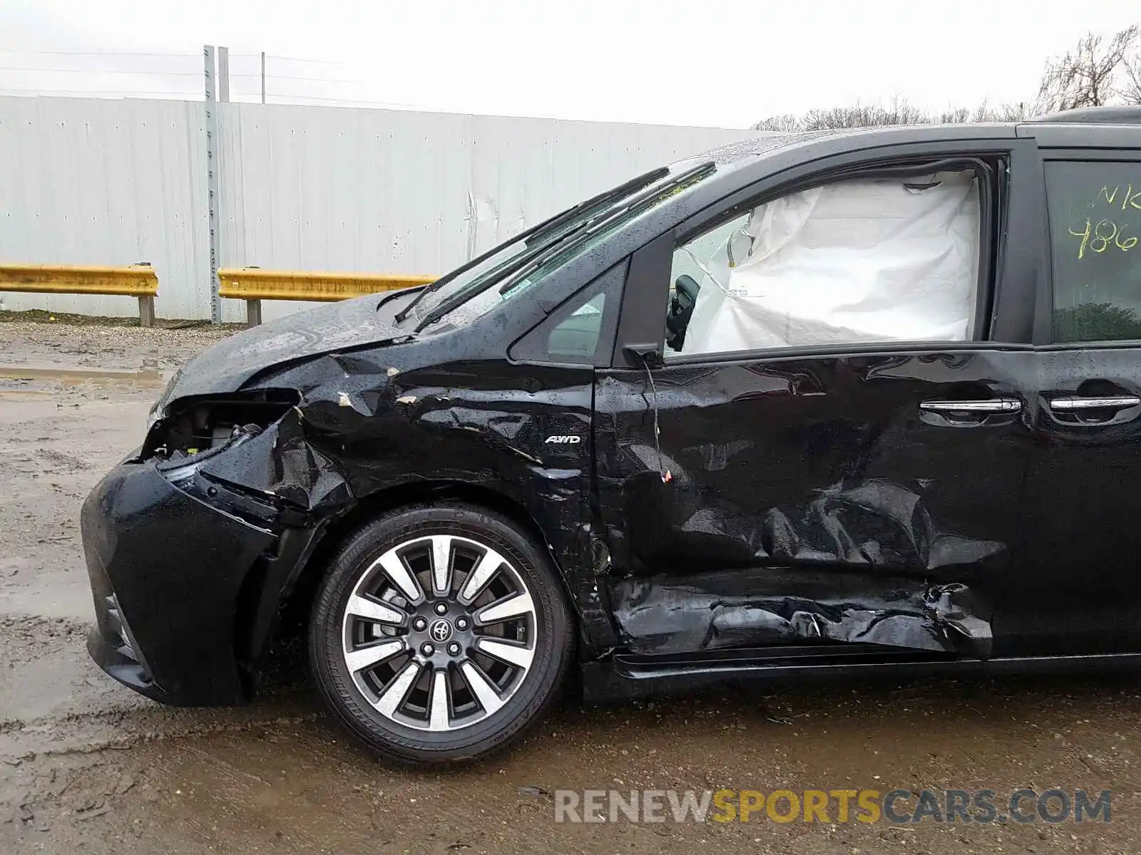 9 Photograph of a damaged car 5TDDZ3DC1LS236011 TOYOTA SIENNA 2020