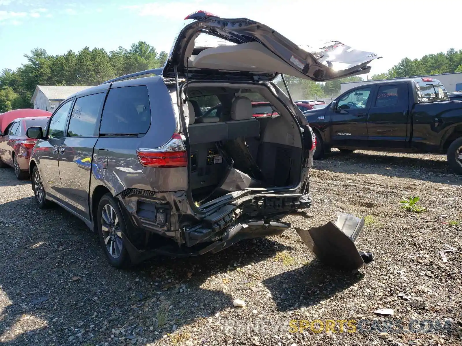 3 Photograph of a damaged car 5TDDZ3DC1LS236655 TOYOTA SIENNA 2020