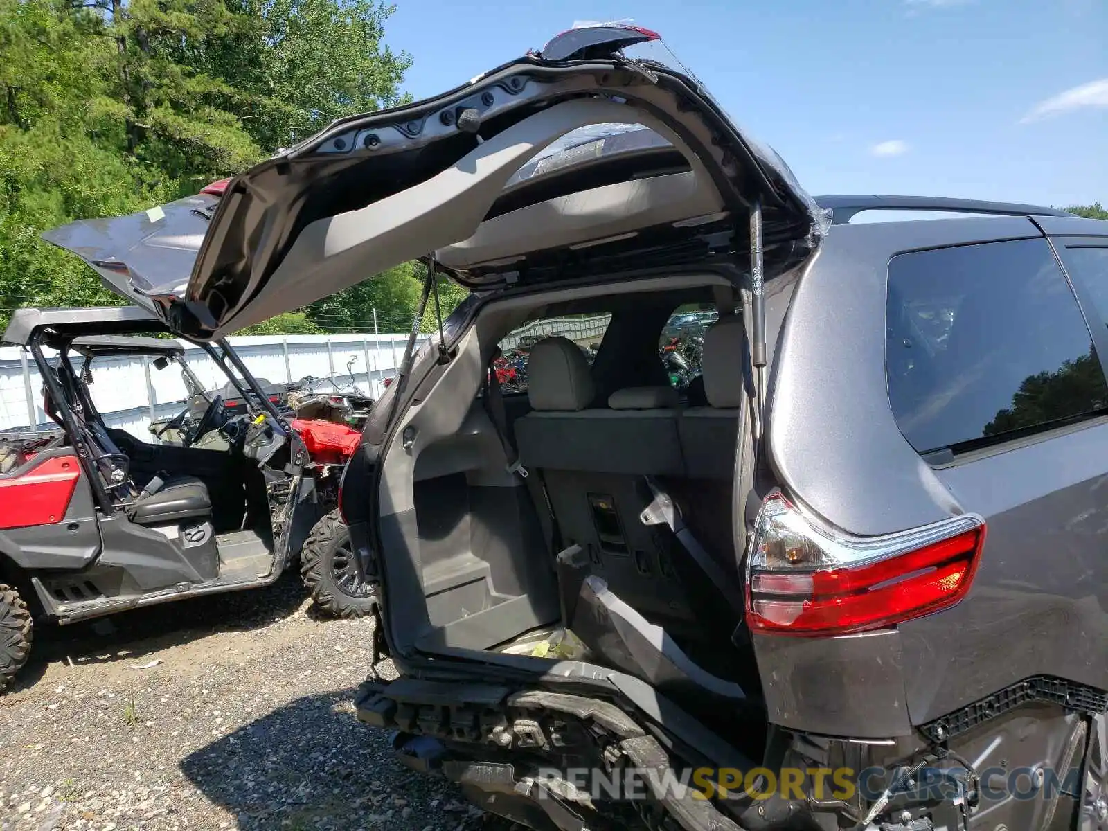 9 Photograph of a damaged car 5TDDZ3DC1LS236655 TOYOTA SIENNA 2020