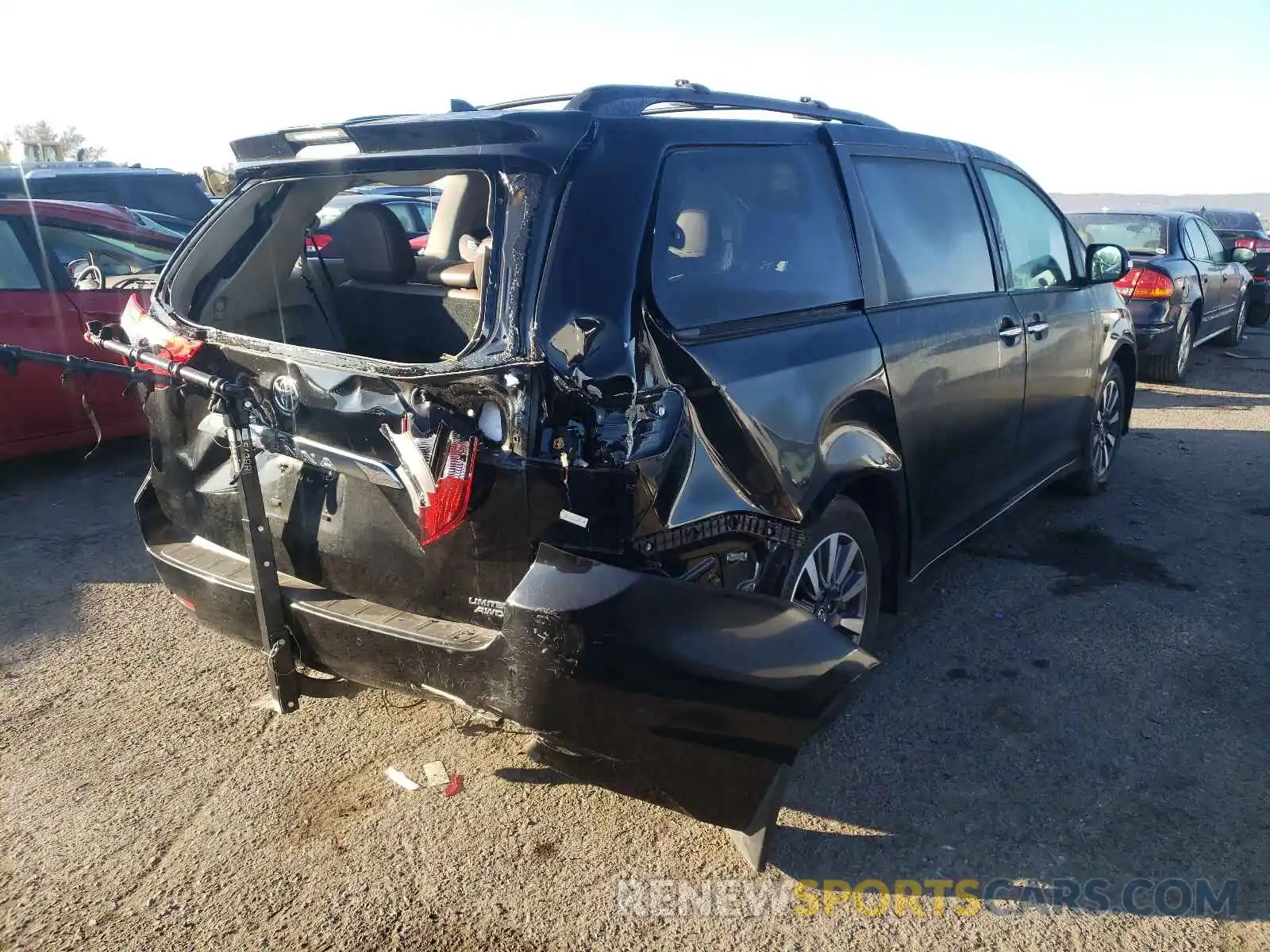 4 Photograph of a damaged car 5TDDZ3DC1LS237238 TOYOTA SIENNA 2020