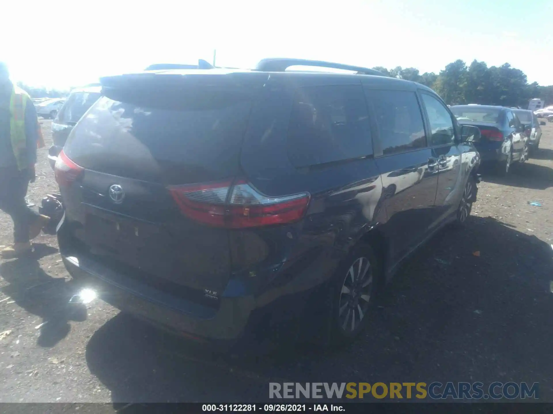 4 Photograph of a damaged car 5TDDZ3DC1LS237644 TOYOTA SIENNA 2020