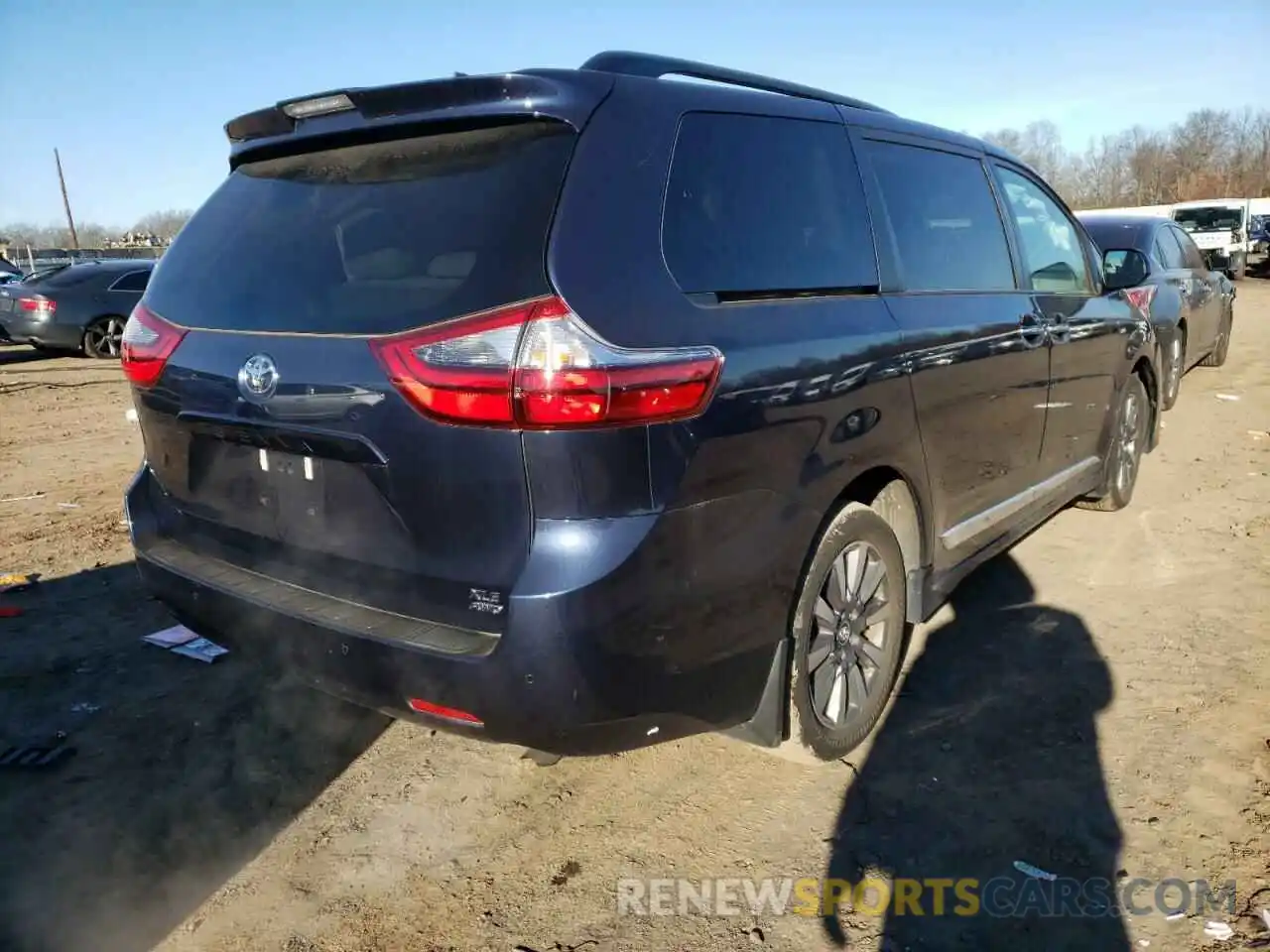 4 Photograph of a damaged car 5TDDZ3DC1LS241127 TOYOTA SIENNA 2020