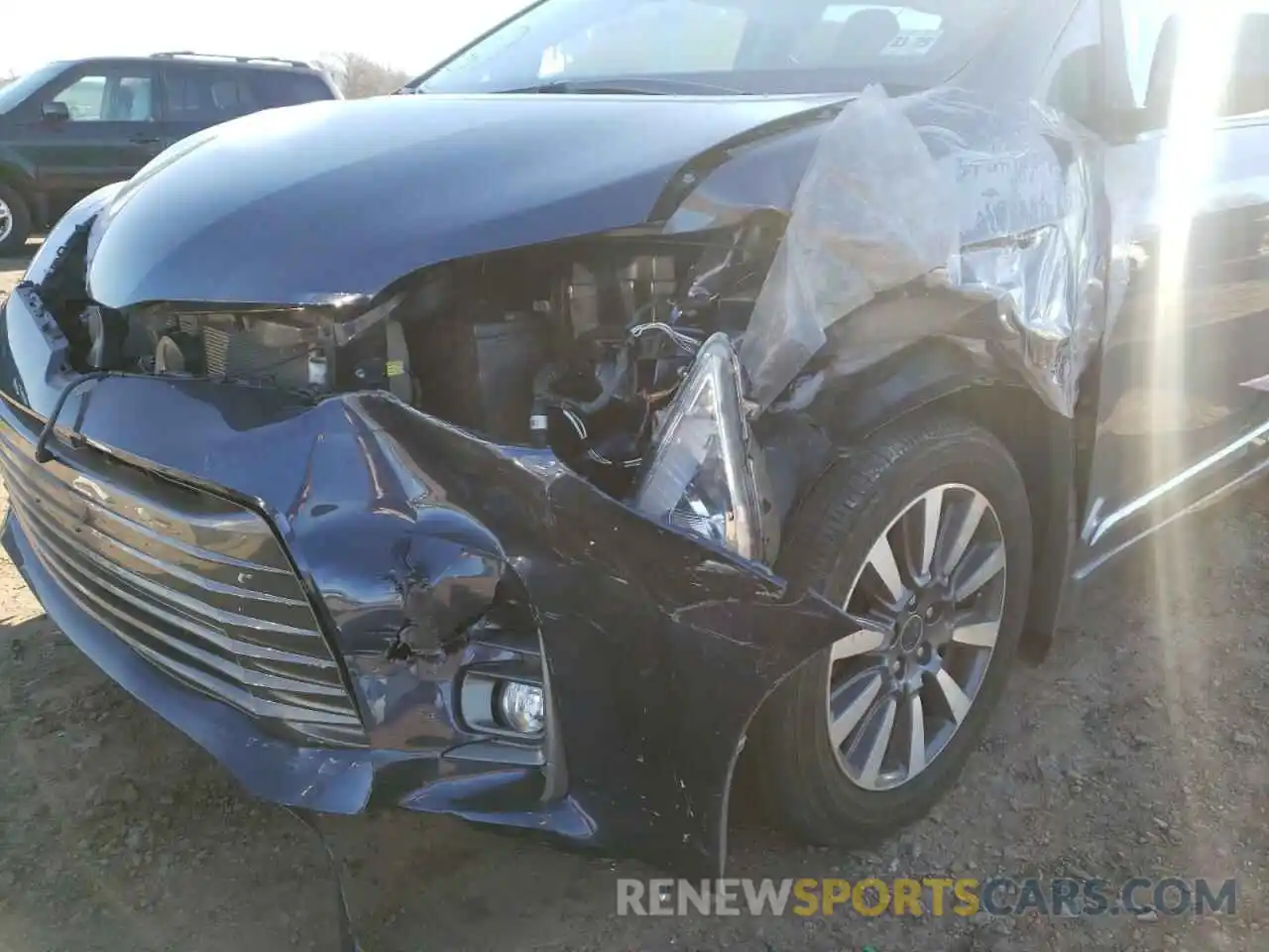 9 Photograph of a damaged car 5TDDZ3DC1LS241127 TOYOTA SIENNA 2020