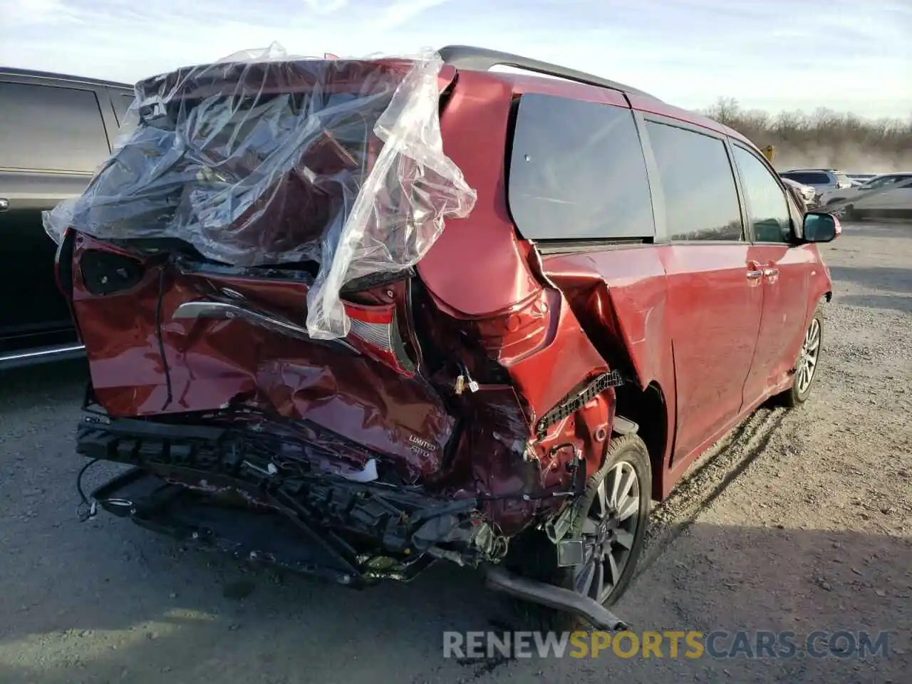 4 Photograph of a damaged car 5TDDZ3DC1LS242486 TOYOTA SIENNA 2020