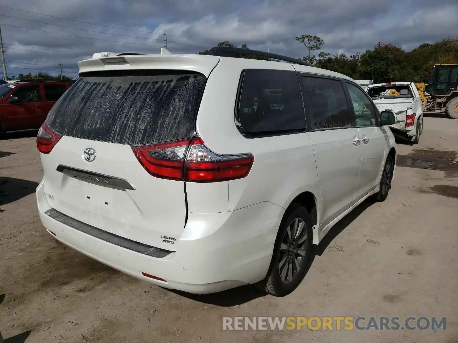 4 Photograph of a damaged car 5TDDZ3DC1LS250295 TOYOTA SIENNA 2020