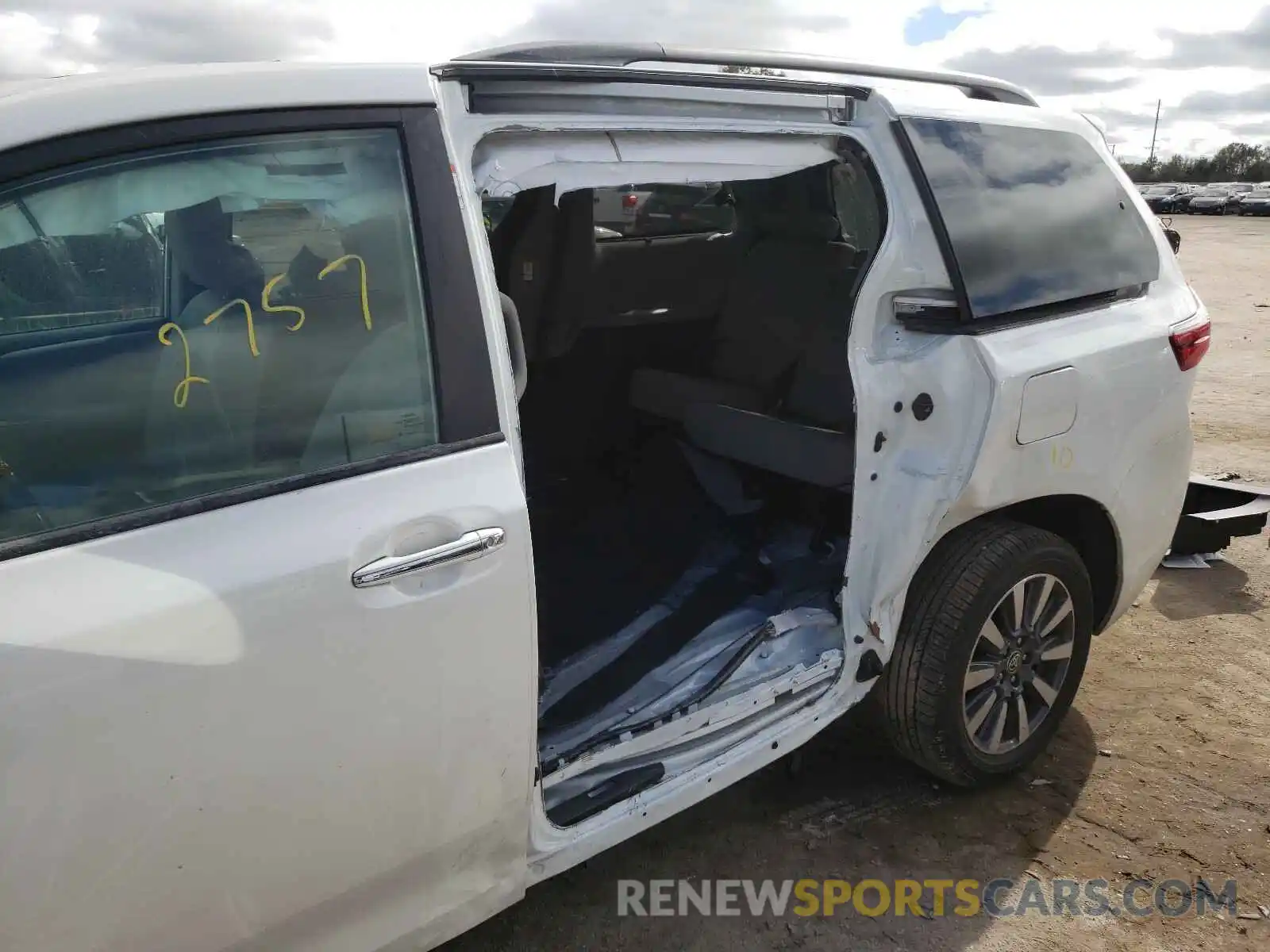 9 Photograph of a damaged car 5TDDZ3DC1LS250295 TOYOTA SIENNA 2020