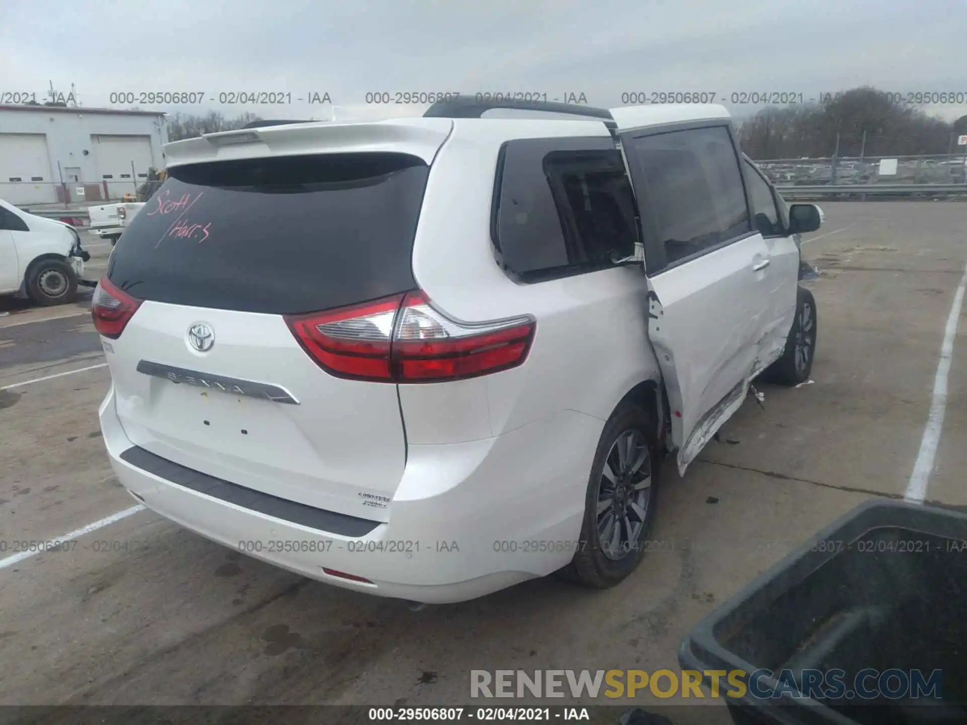 4 Photograph of a damaged car 5TDDZ3DC1LS250524 TOYOTA SIENNA 2020