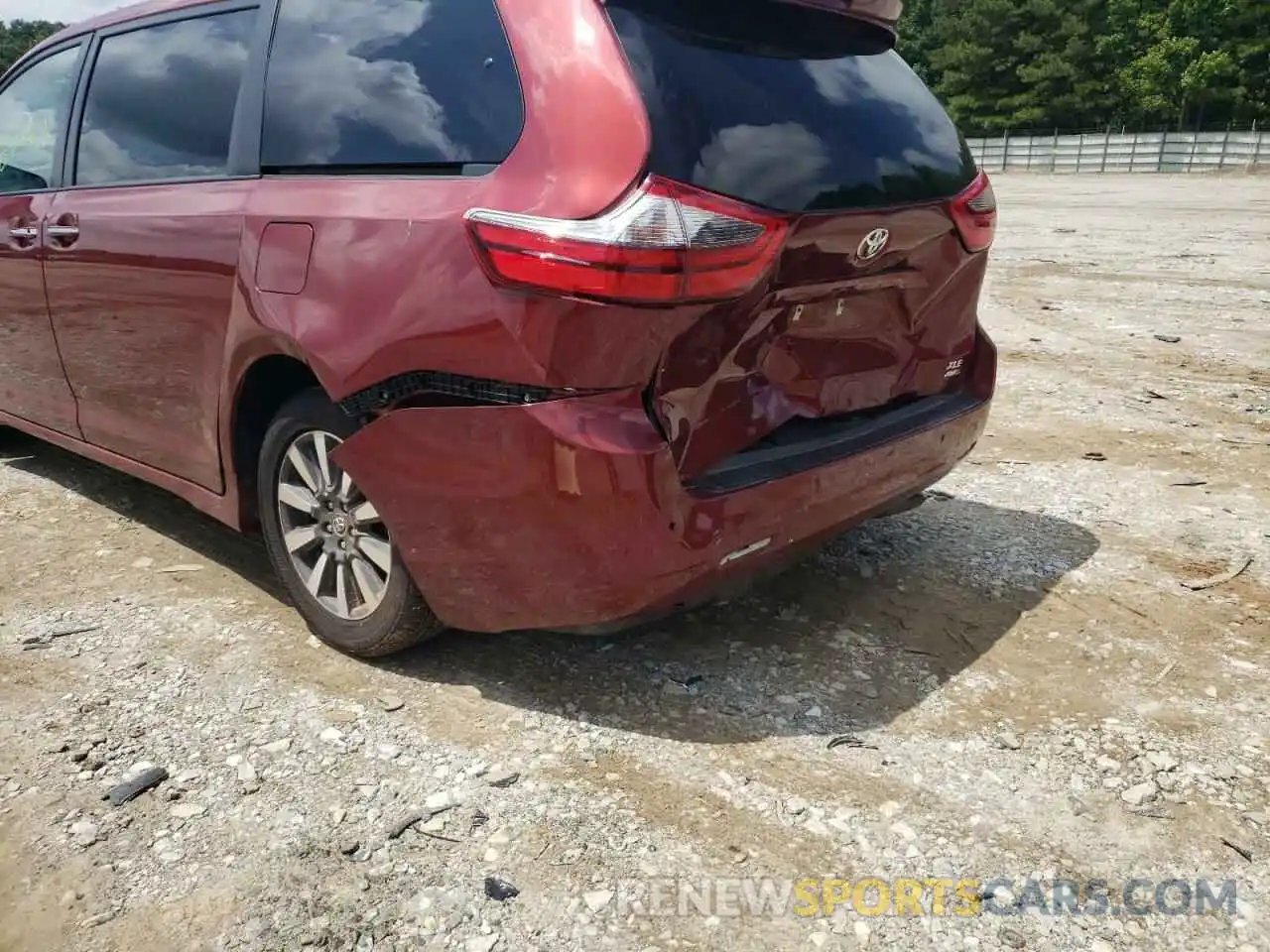 9 Photograph of a damaged car 5TDDZ3DC2LS232386 TOYOTA SIENNA 2020