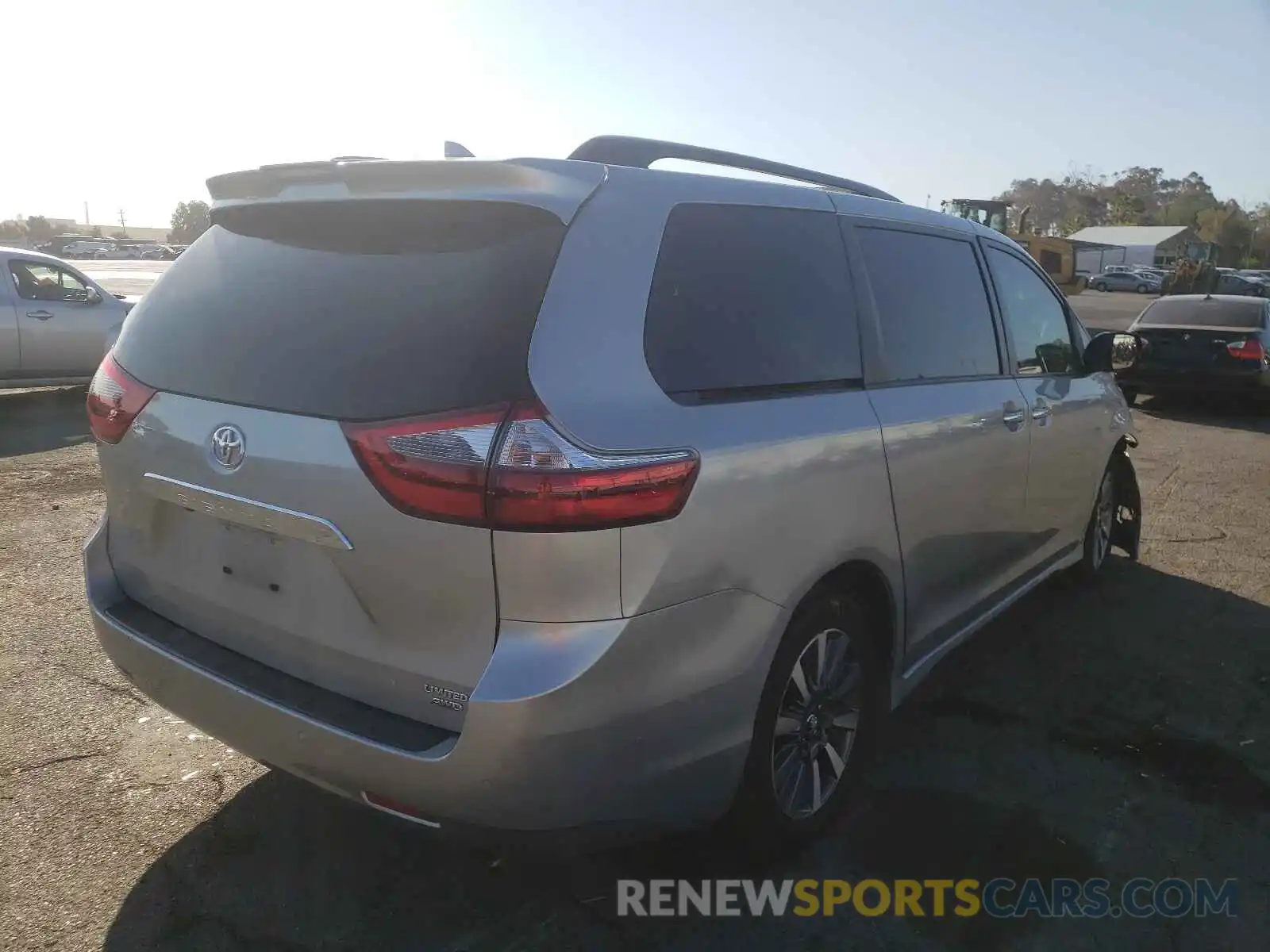 4 Photograph of a damaged car 5TDDZ3DC2LS240715 TOYOTA SIENNA 2020