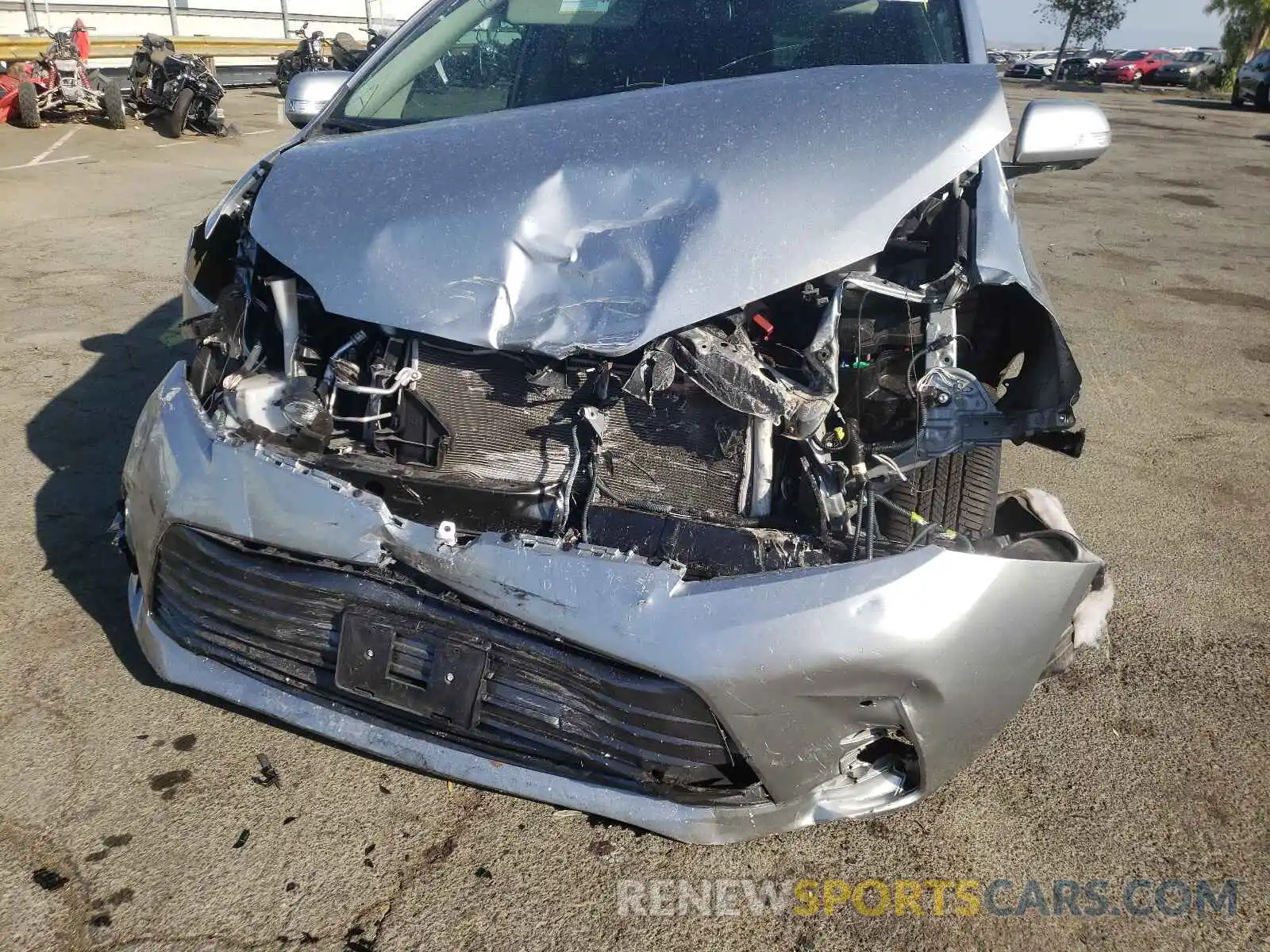 9 Photograph of a damaged car 5TDDZ3DC2LS240715 TOYOTA SIENNA 2020