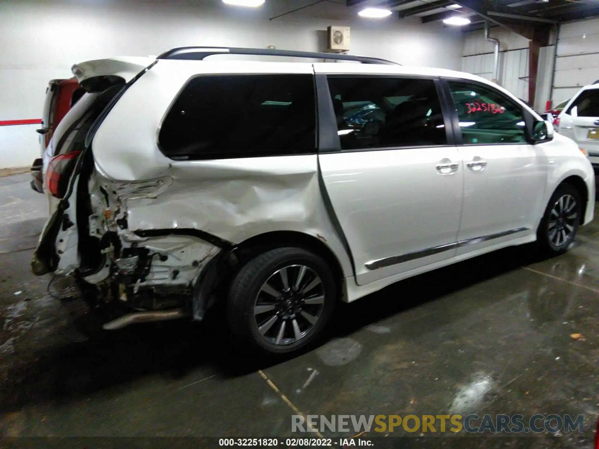 4 Photograph of a damaged car 5TDDZ3DC3LS230338 TOYOTA SIENNA 2020