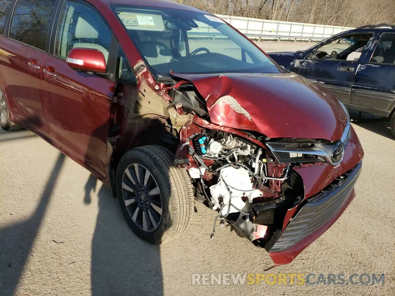 9 Photograph of a damaged car 5TDDZ3DC3LS233448 TOYOTA SIENNA 2020