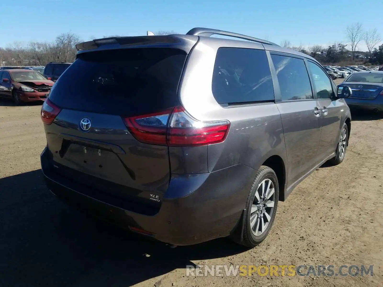 4 Photograph of a damaged car 5TDDZ3DC3LS237645 TOYOTA SIENNA 2020