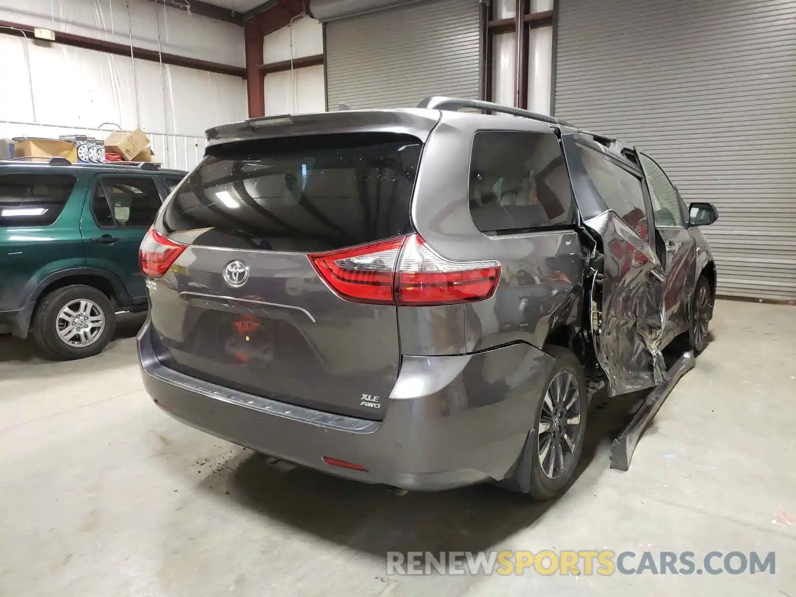 4 Photograph of a damaged car 5TDDZ3DC3LS240884 TOYOTA SIENNA 2020