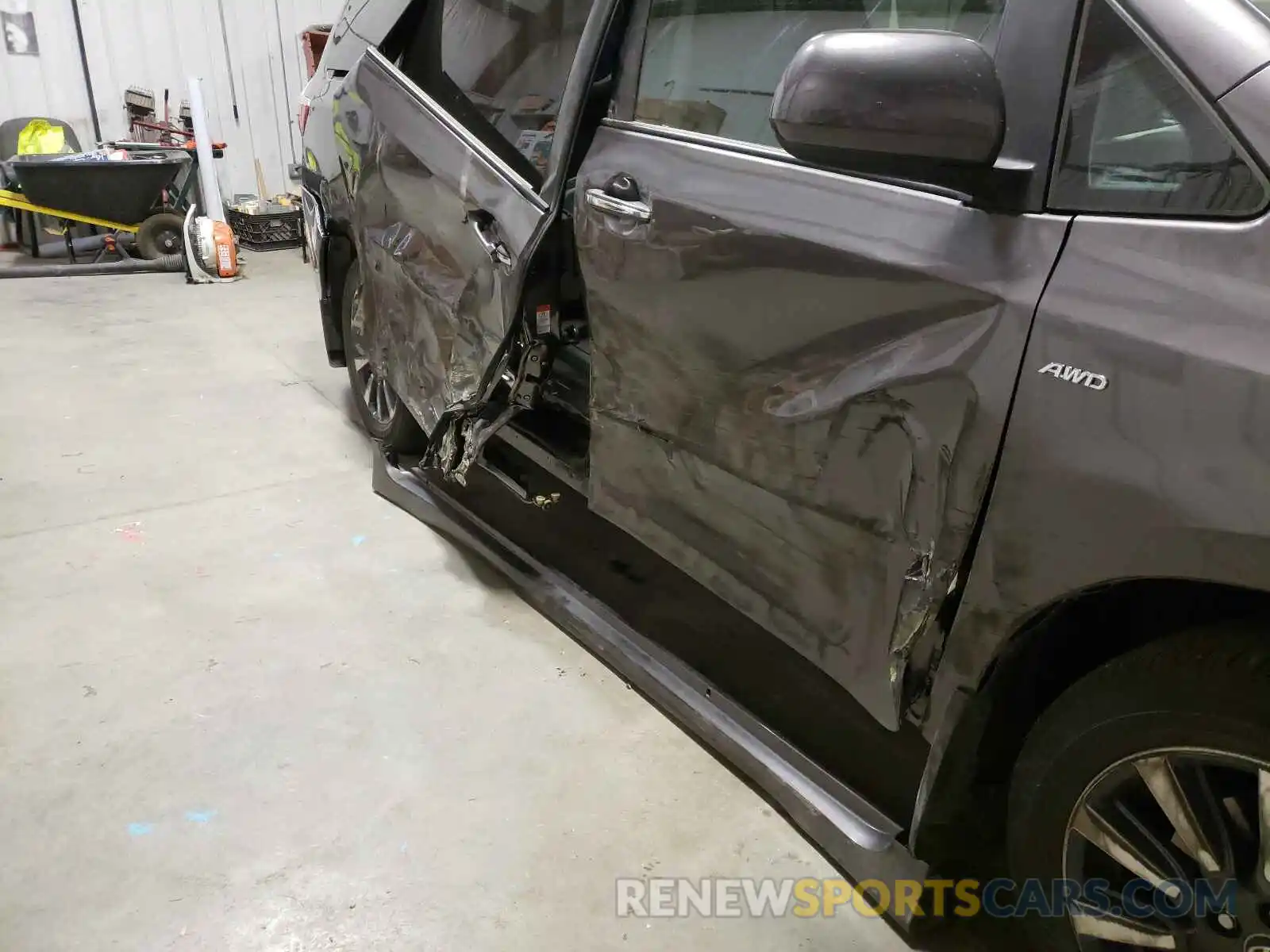 9 Photograph of a damaged car 5TDDZ3DC3LS240884 TOYOTA SIENNA 2020