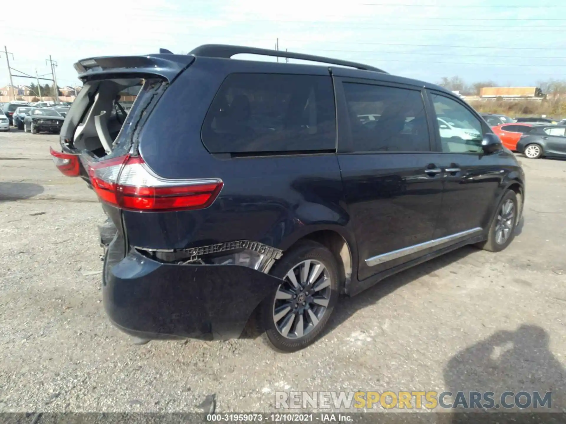 4 Photograph of a damaged car 5TDDZ3DC3LS247513 TOYOTA SIENNA 2020