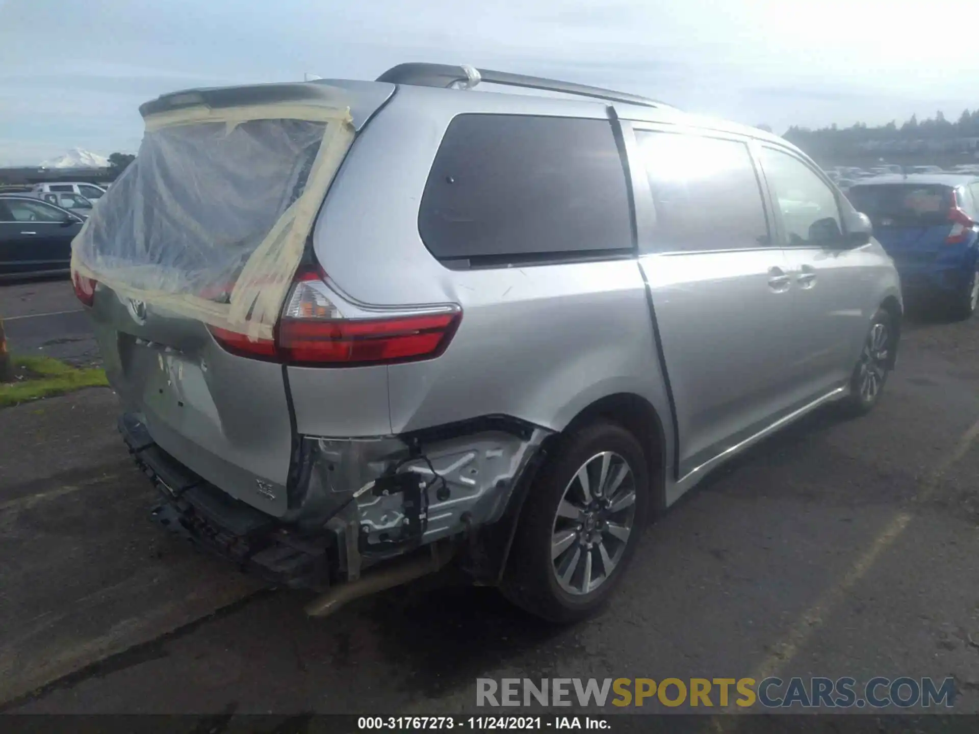 4 Photograph of a damaged car 5TDDZ3DC3LS251061 TOYOTA SIENNA 2020