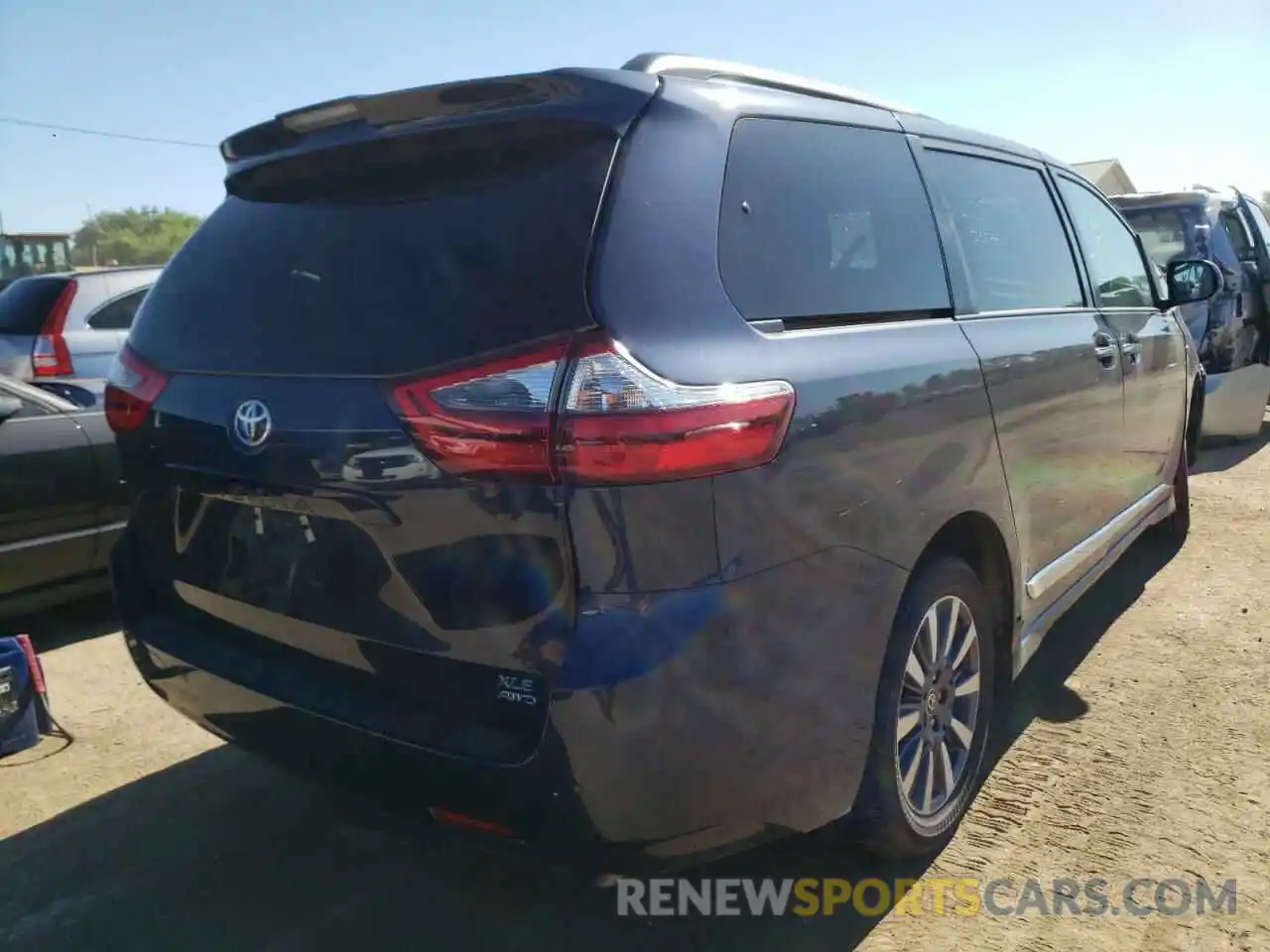 4 Photograph of a damaged car 5TDDZ3DC3LS251254 TOYOTA SIENNA 2020