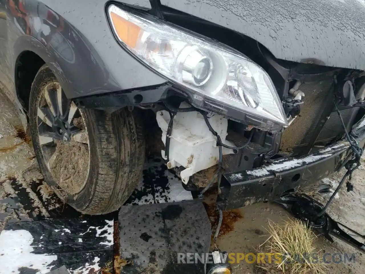 9 Photograph of a damaged car 5TDDZ3DC4LS228677 TOYOTA SIENNA 2020