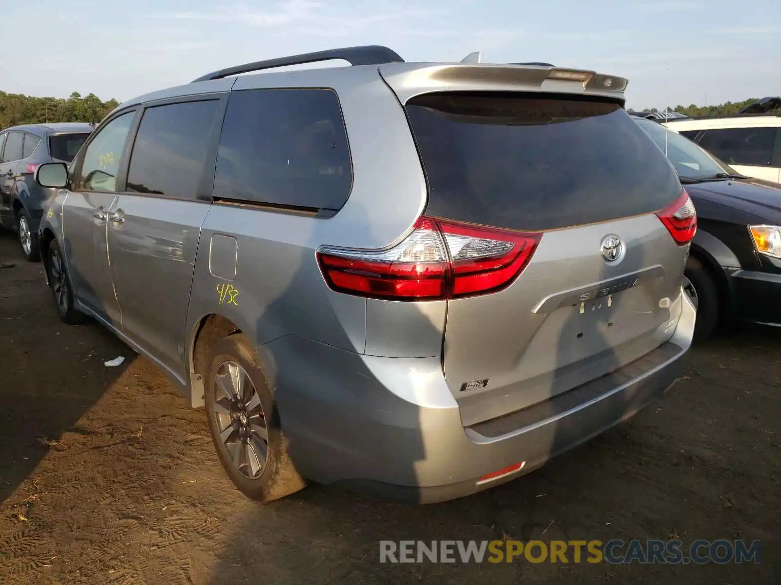 3 Photograph of a damaged car 5TDDZ3DC4LS228887 TOYOTA SIENNA 2020