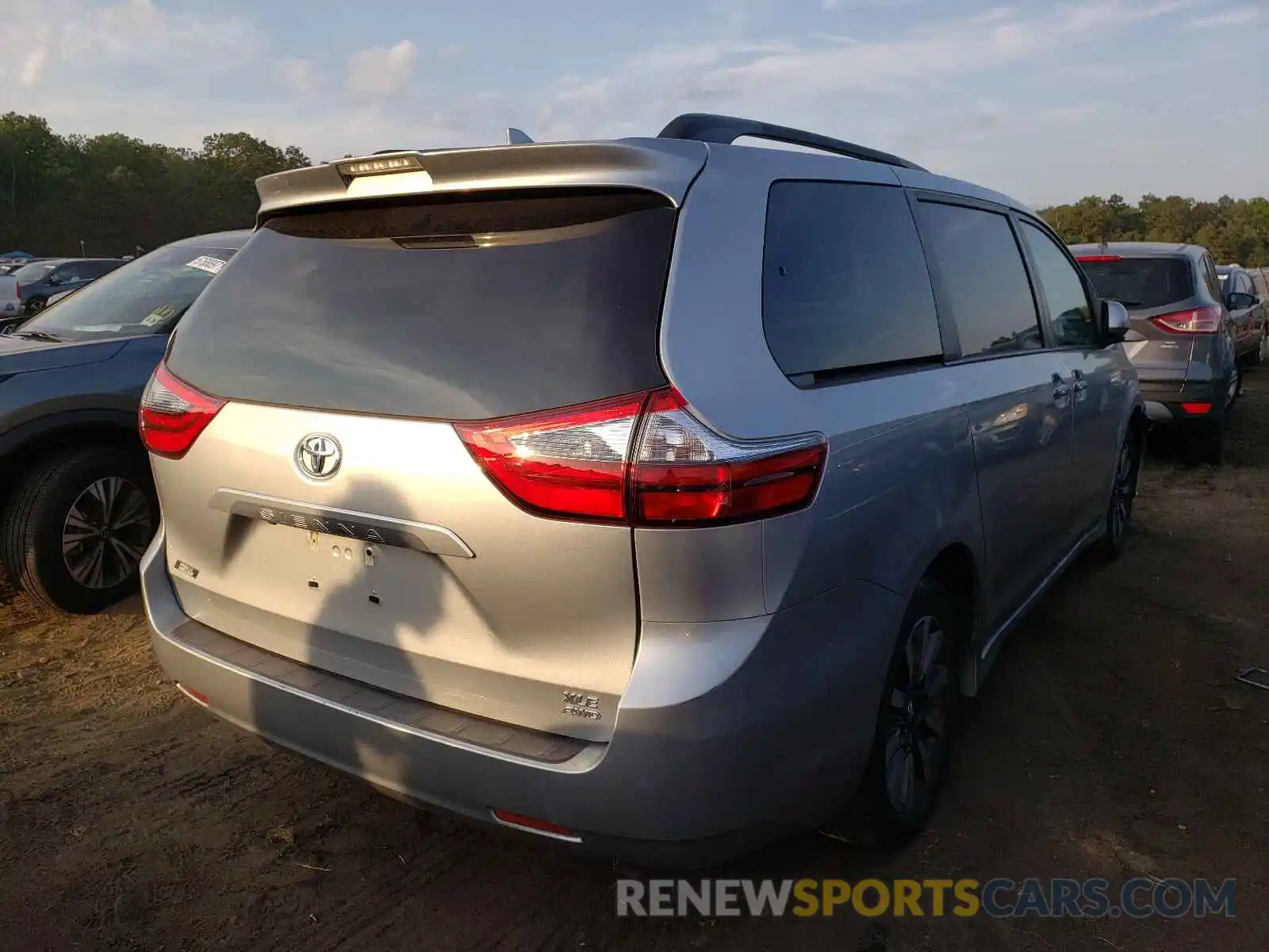 4 Photograph of a damaged car 5TDDZ3DC4LS228887 TOYOTA SIENNA 2020