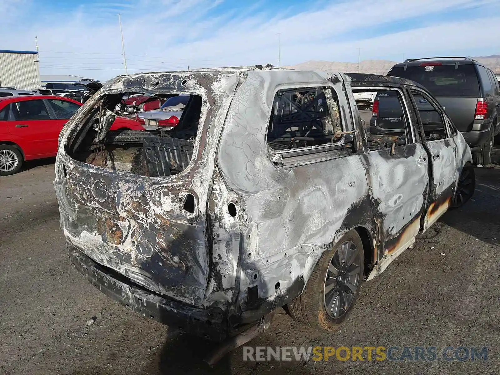 4 Photograph of a damaged car 5TDDZ3DC4LS234544 TOYOTA SIENNA 2020