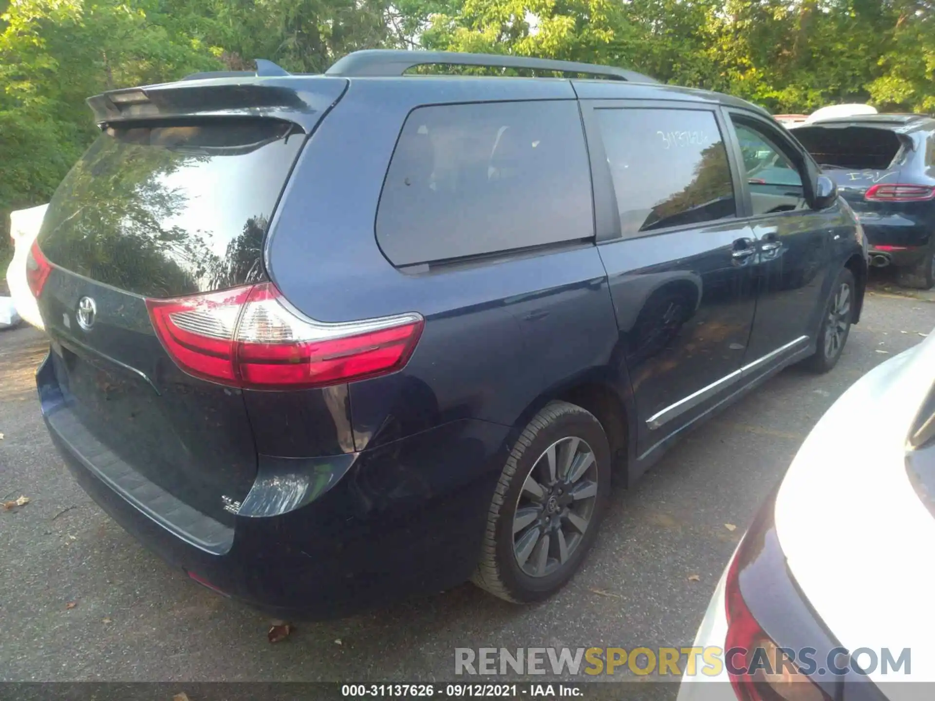 4 Photograph of a damaged car 5TDDZ3DC4LS248234 TOYOTA SIENNA 2020