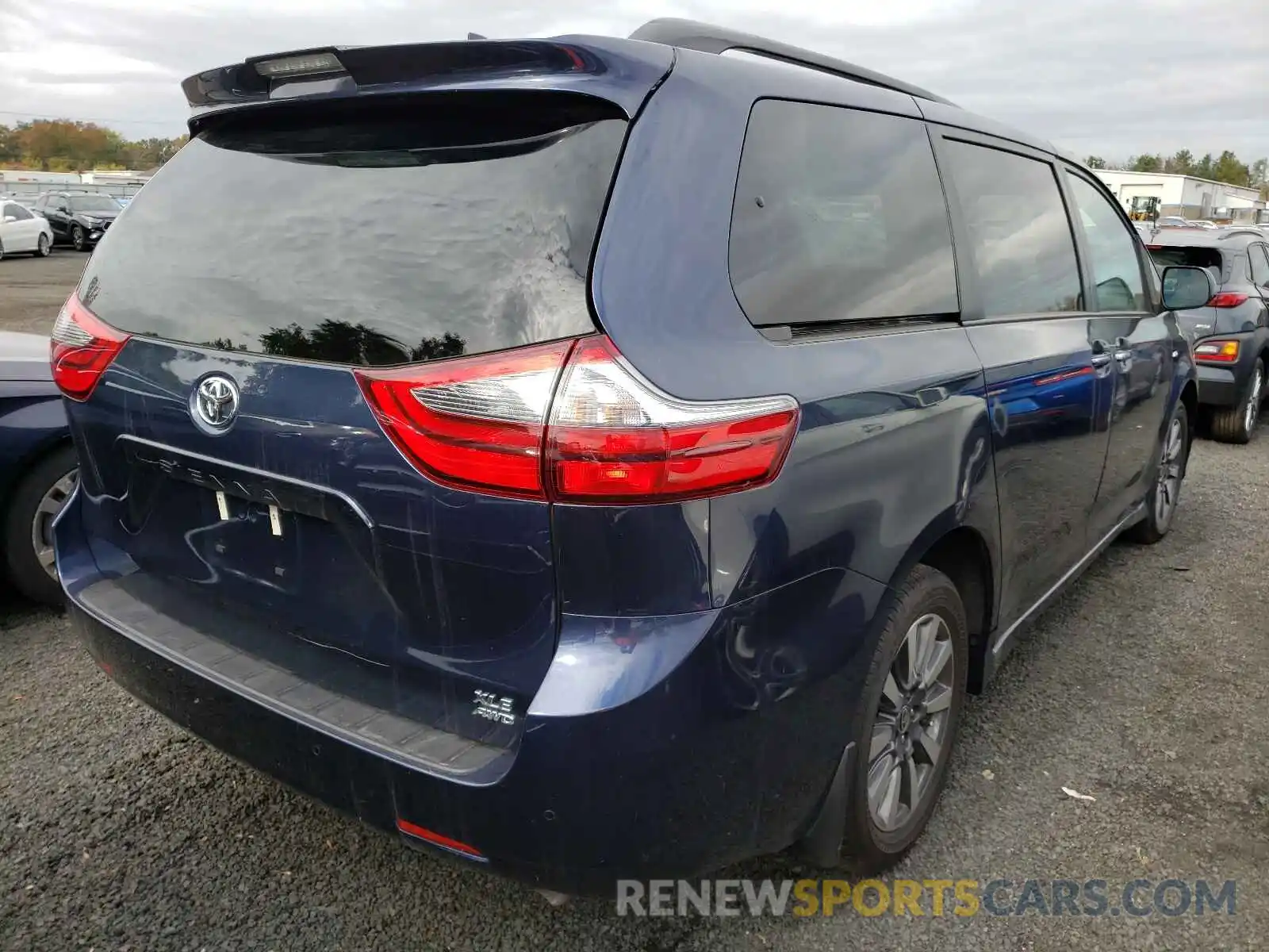 4 Photograph of a damaged car 5TDDZ3DC4LS251151 TOYOTA SIENNA 2020