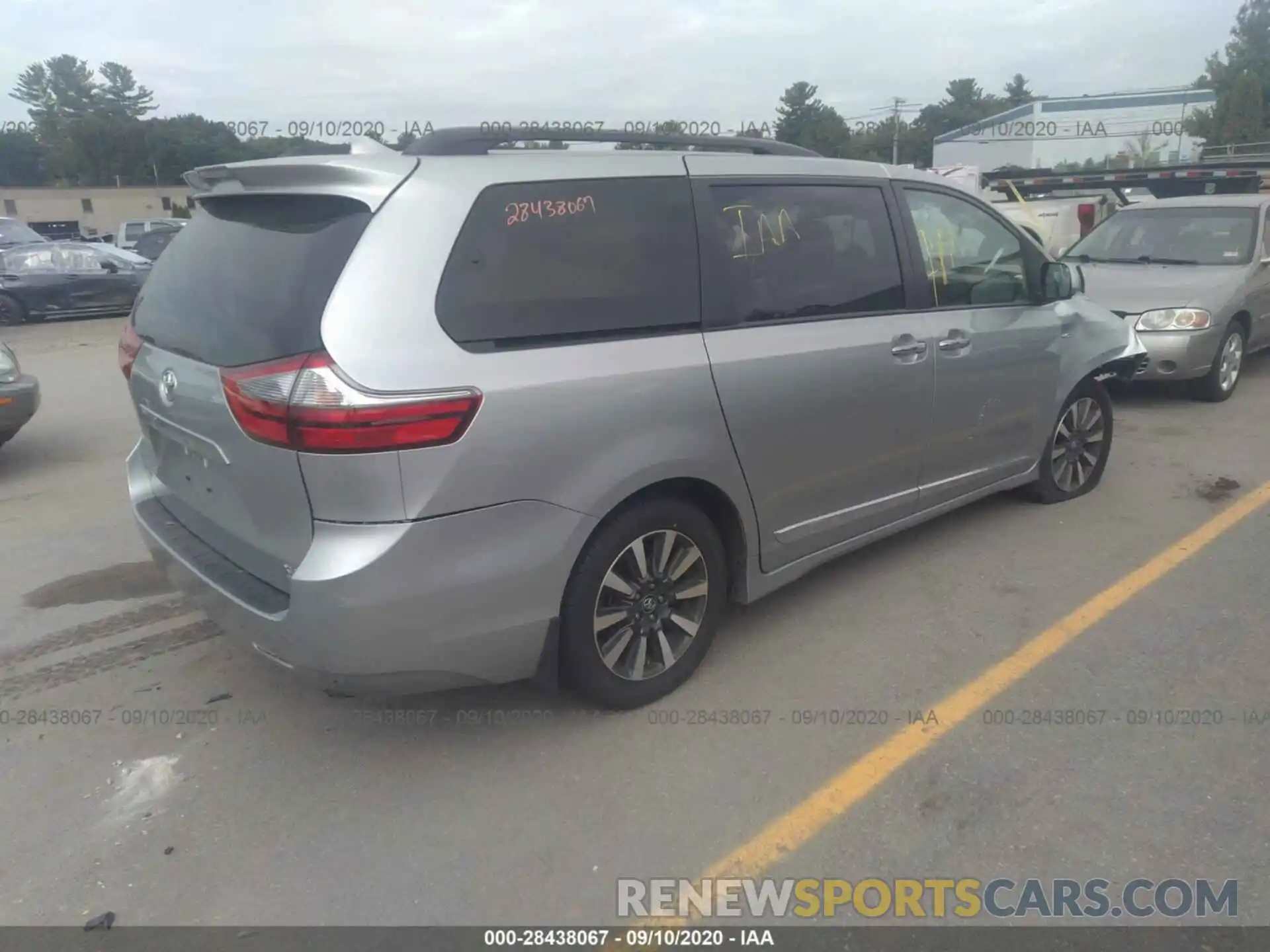 4 Photograph of a damaged car 5TDDZ3DC5LS229370 TOYOTA SIENNA 2020