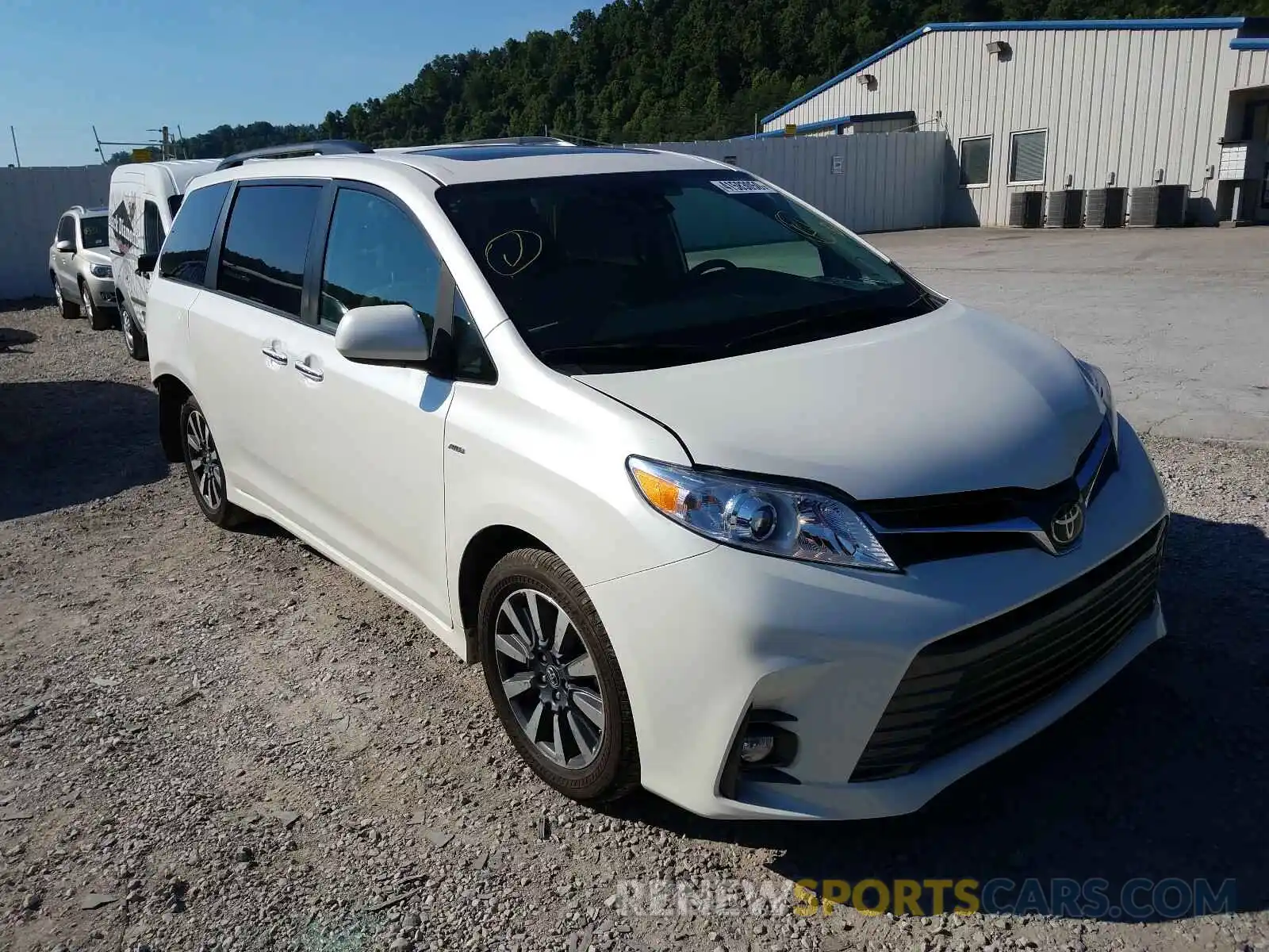 1 Photograph of a damaged car 5TDDZ3DC5LS230115 TOYOTA SIENNA 2020