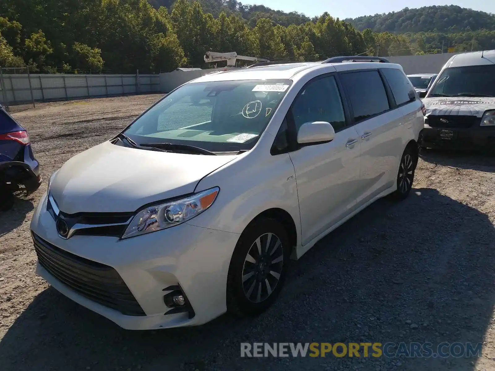 2 Photograph of a damaged car 5TDDZ3DC5LS230115 TOYOTA SIENNA 2020