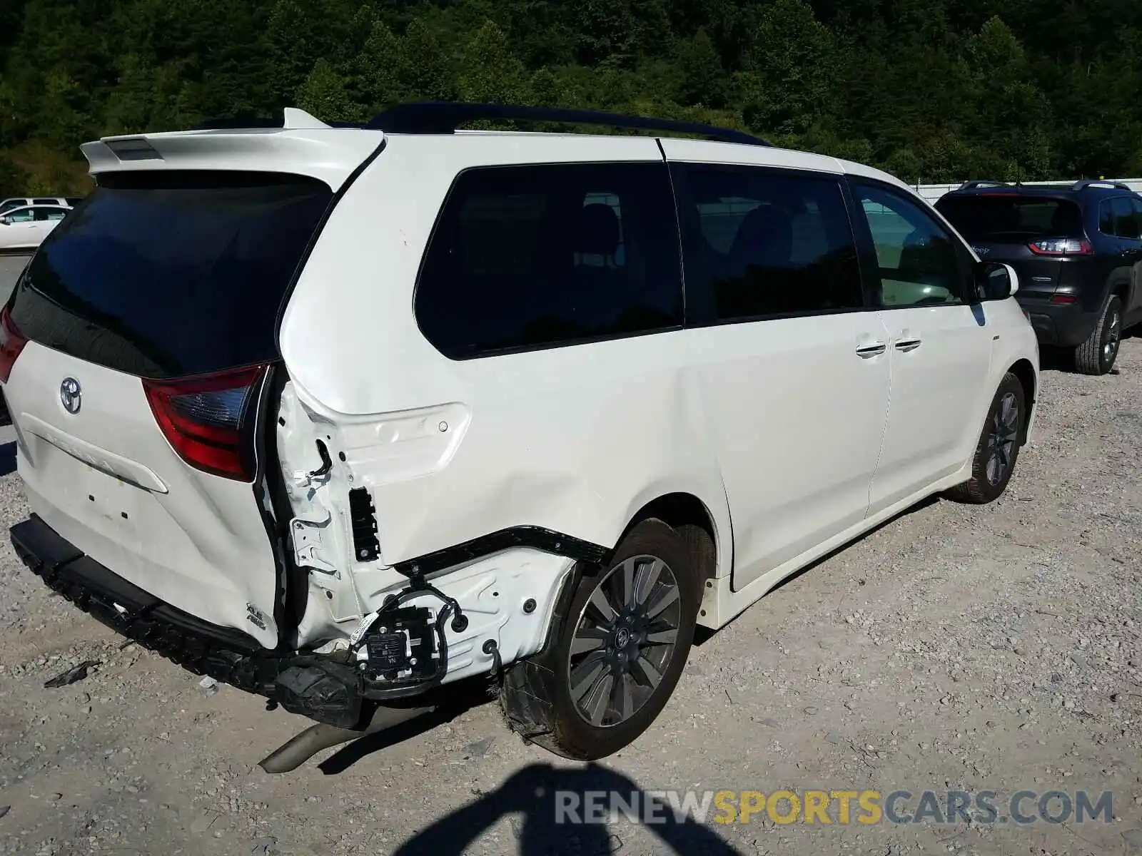 4 Photograph of a damaged car 5TDDZ3DC5LS230115 TOYOTA SIENNA 2020