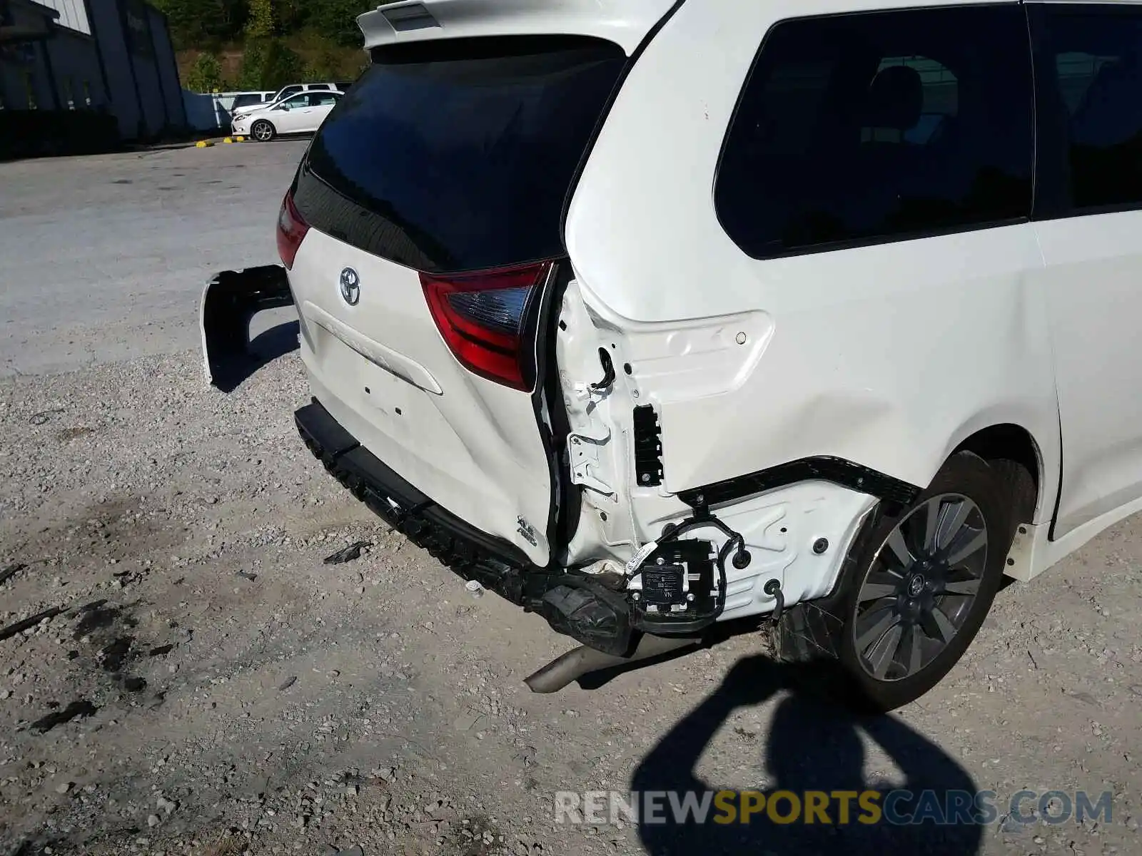 9 Photograph of a damaged car 5TDDZ3DC5LS230115 TOYOTA SIENNA 2020