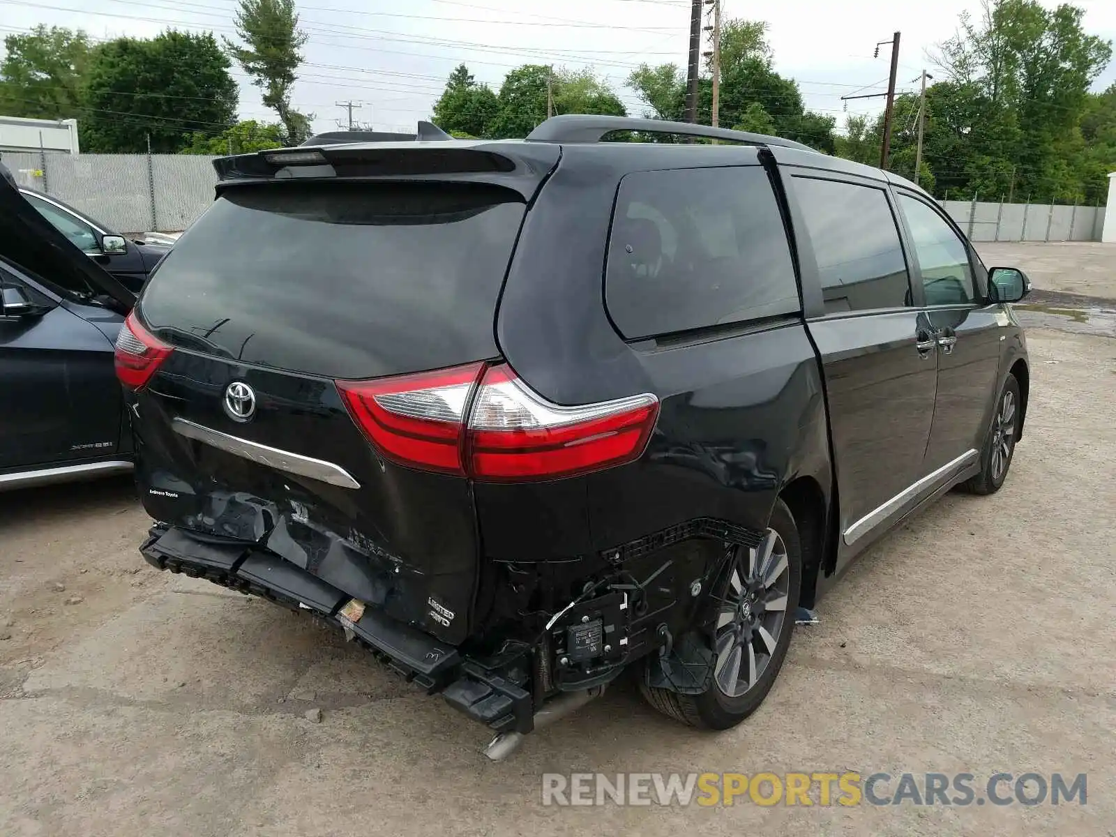 4 Photograph of a damaged car 5TDDZ3DC5LS230728 TOYOTA SIENNA 2020