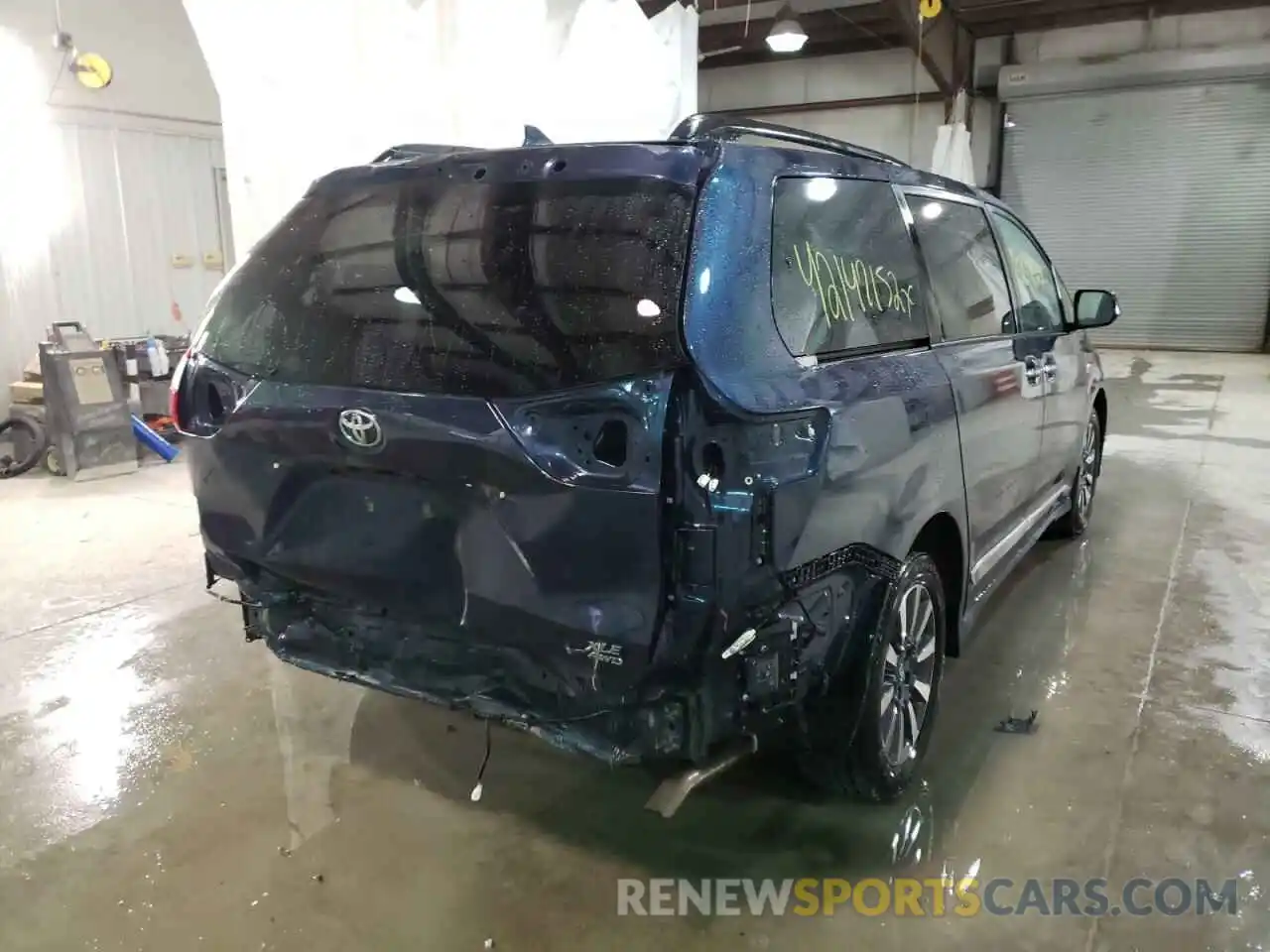 4 Photograph of a damaged car 5TDDZ3DC5LS240630 TOYOTA SIENNA 2020