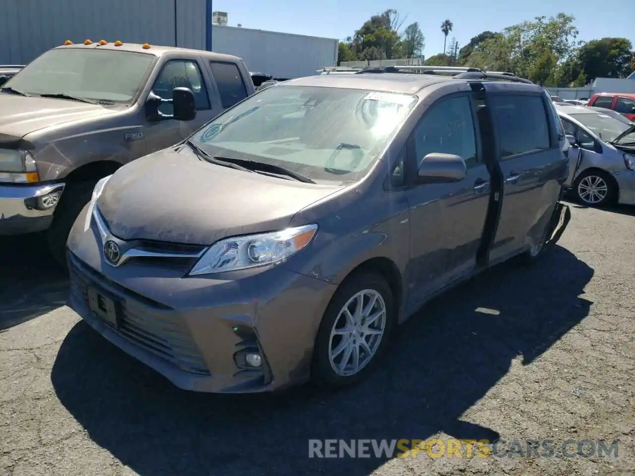 2 Photograph of a damaged car 5TDDZ3DC5LS246606 TOYOTA SIENNA 2020