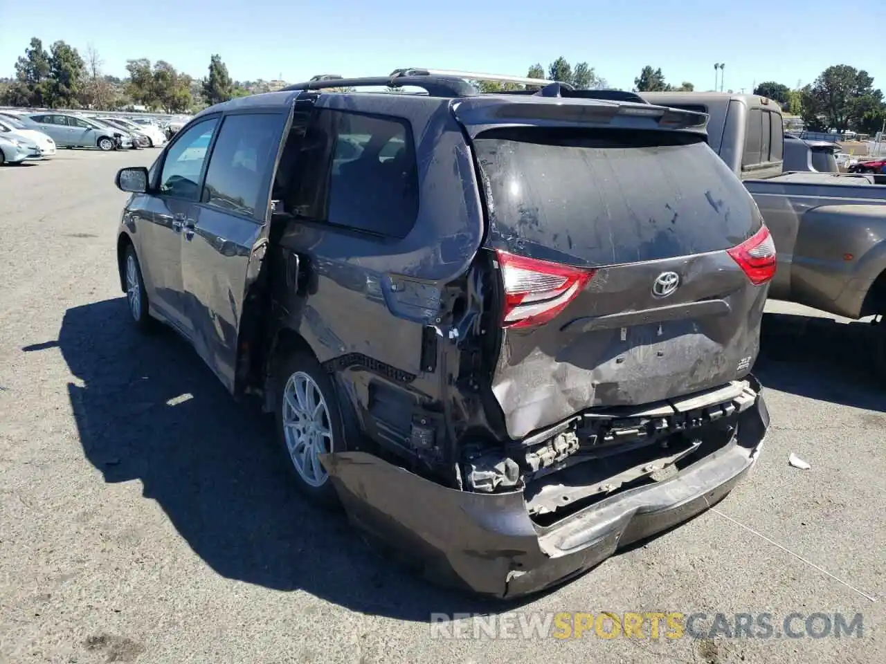 3 Photograph of a damaged car 5TDDZ3DC5LS246606 TOYOTA SIENNA 2020