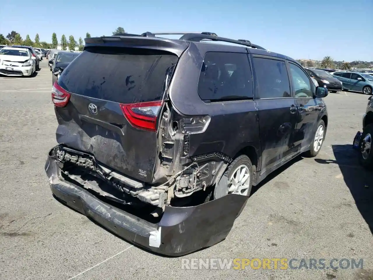 4 Photograph of a damaged car 5TDDZ3DC5LS246606 TOYOTA SIENNA 2020