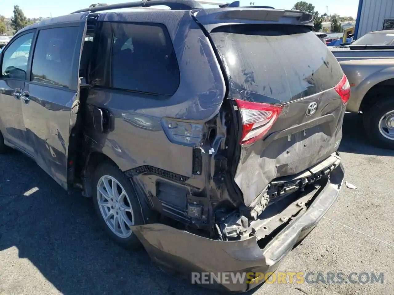 9 Photograph of a damaged car 5TDDZ3DC5LS246606 TOYOTA SIENNA 2020