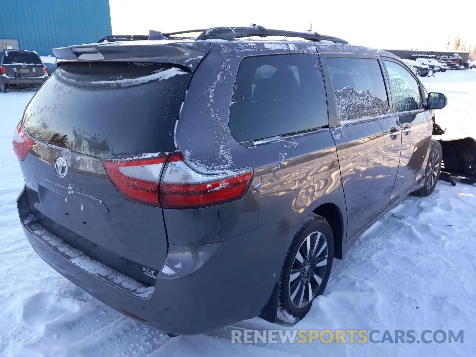 4 Photograph of a damaged car 5TDDZ3DC6LS228325 TOYOTA SIENNA 2020