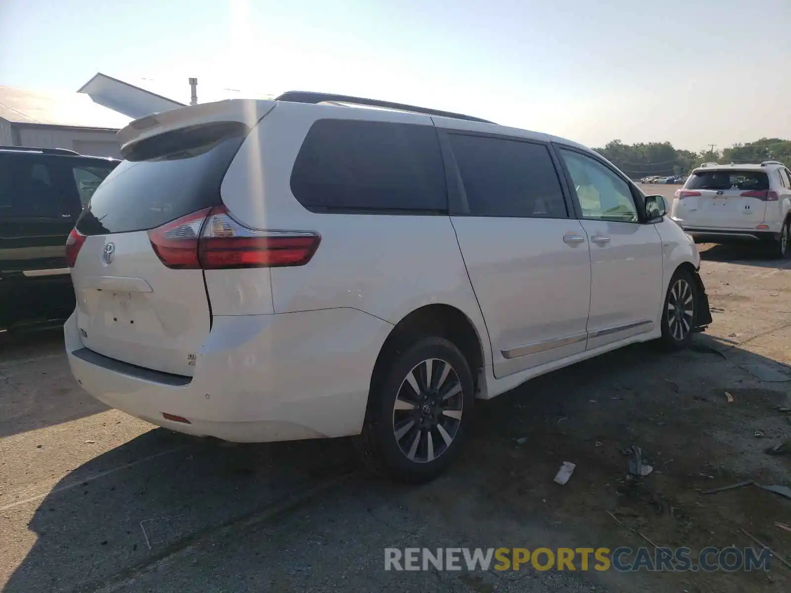 4 Photograph of a damaged car 5TDDZ3DC6LS228454 TOYOTA SIENNA 2020