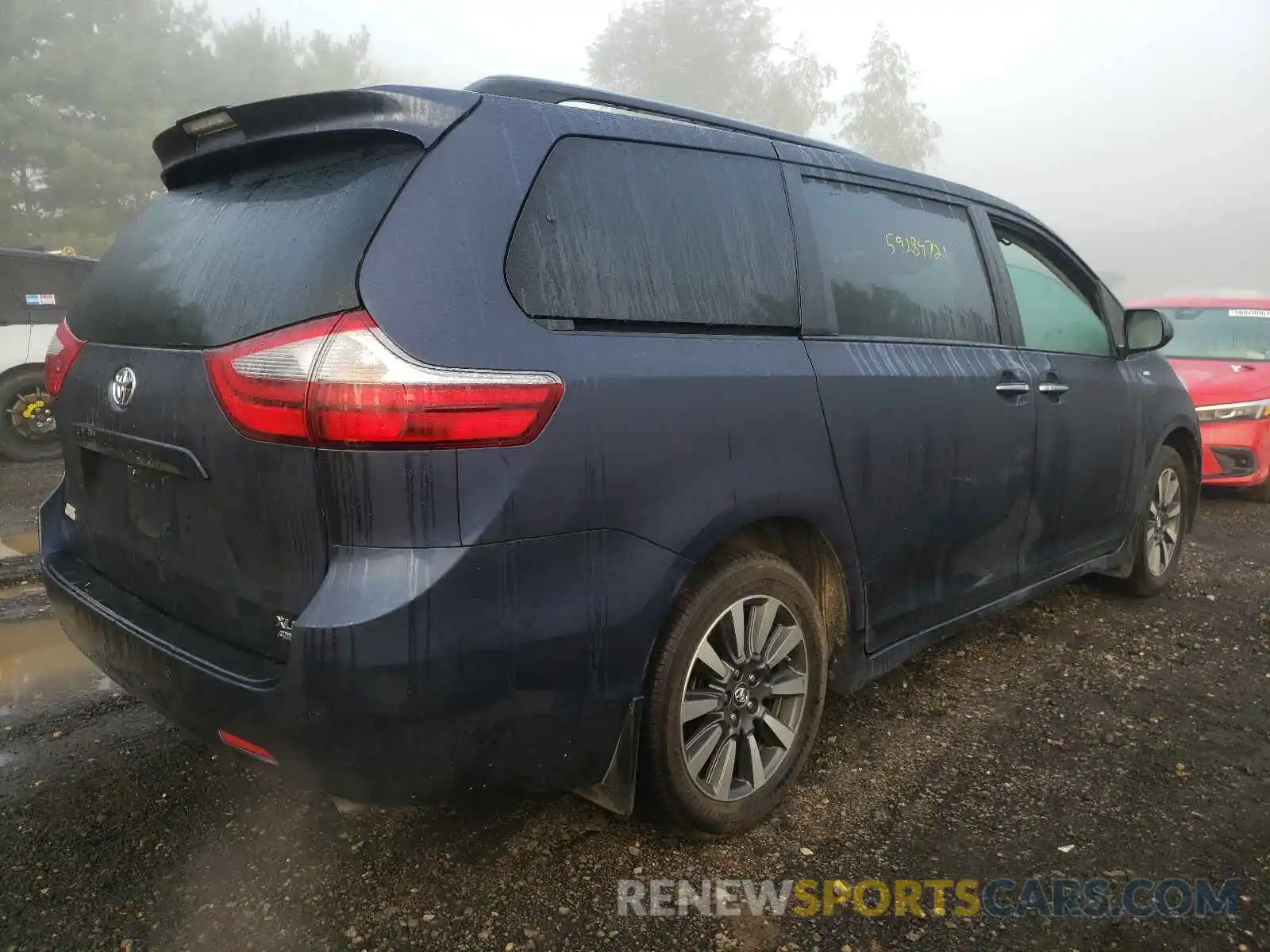 4 Photograph of a damaged car 5TDDZ3DC6LS233363 TOYOTA SIENNA 2020