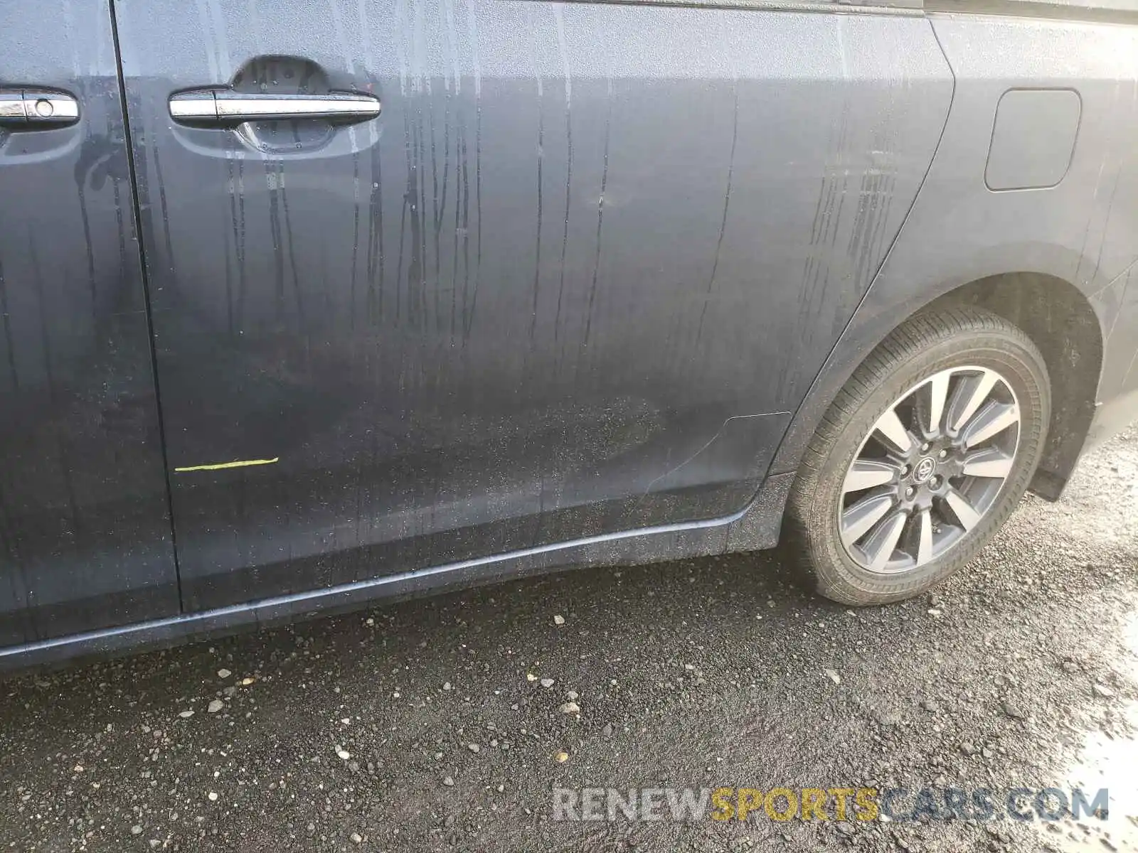 9 Photograph of a damaged car 5TDDZ3DC6LS233363 TOYOTA SIENNA 2020