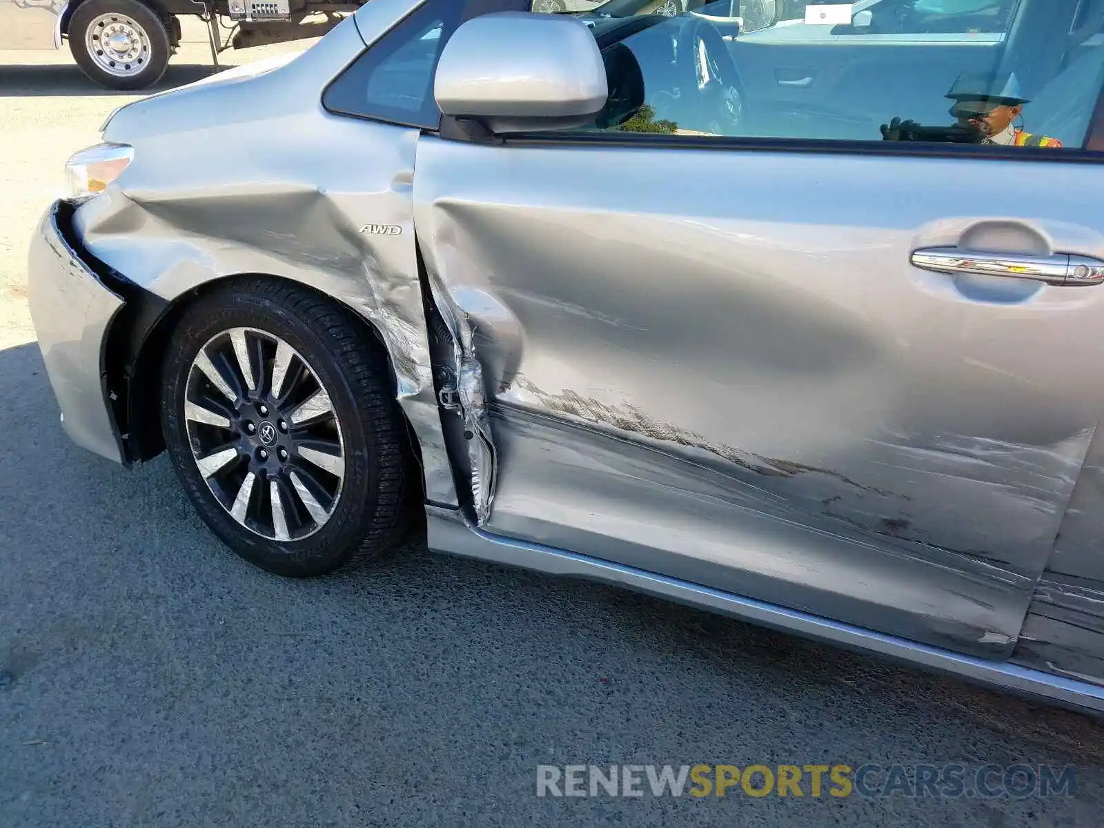 9 Photograph of a damaged car 5TDDZ3DC6LS233377 TOYOTA SIENNA 2020