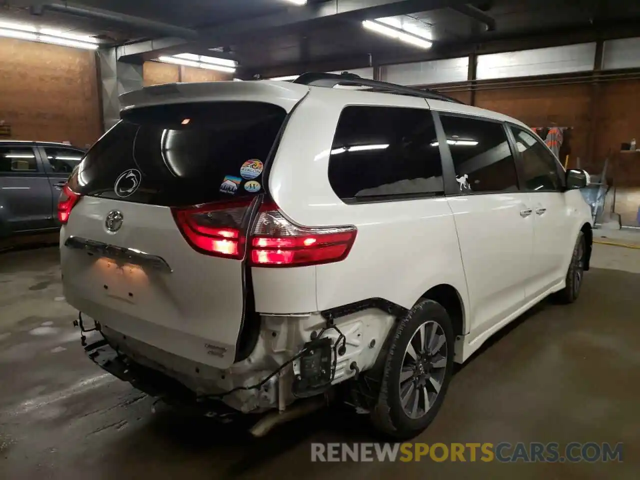 4 Photograph of a damaged car 5TDDZ3DC6LS234478 TOYOTA SIENNA 2020