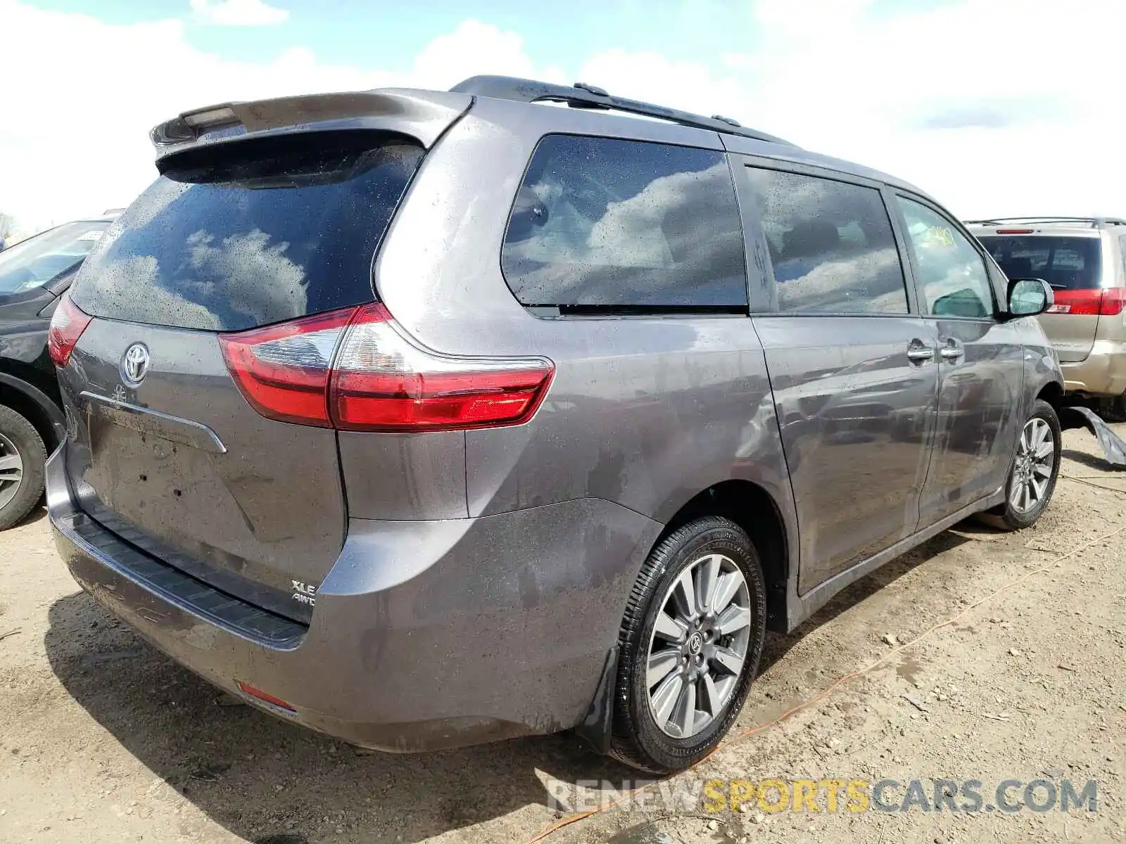 4 Photograph of a damaged car 5TDDZ3DC6LS243942 TOYOTA SIENNA 2020